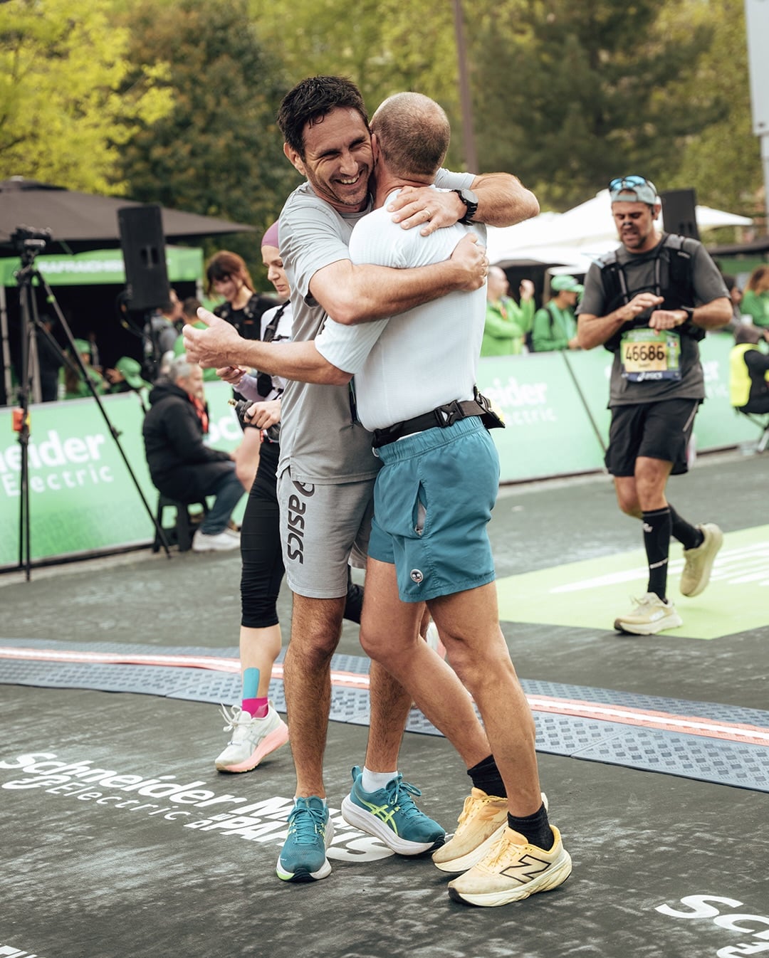 La 49e édition du Marathon de Paris a rassemblé 57 464 coureurs sur la ligne d’arrivée, avenue Foch. Nous étions au coeur du parcours, récit.
