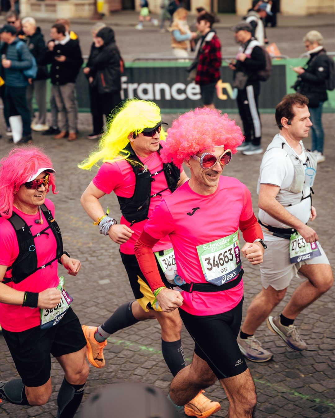 La 49e édition du Marathon de Paris a rassemblé 57 464 coureurs sur la ligne d’arrivée, avenue Foch. Nous étions au coeur du parcours, récit.