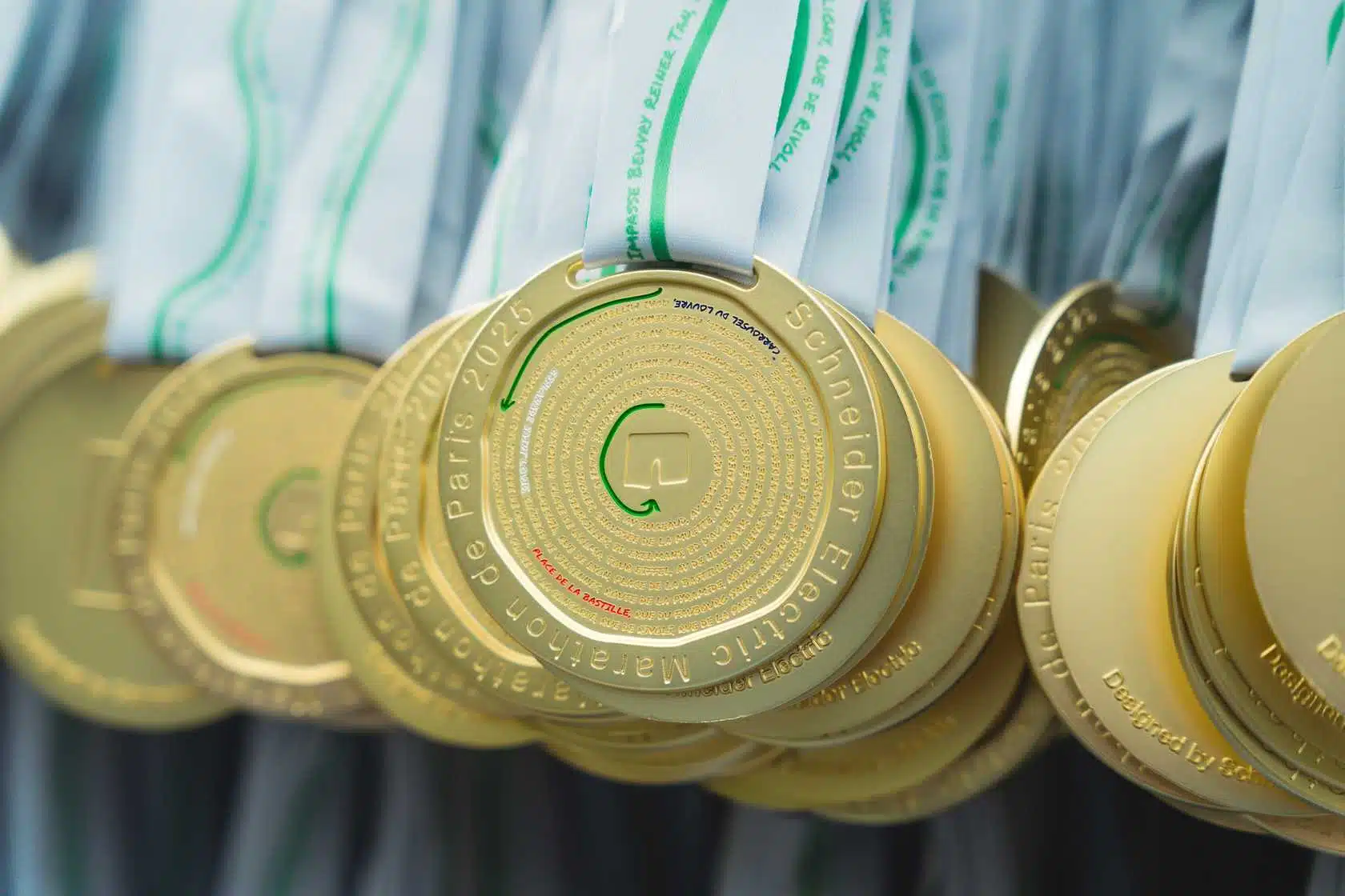 Découvrez les cadeaux et récompenses des finishers du Marathon de Paris 2026 grâce à l'opération « La Médaille qui Régale ».