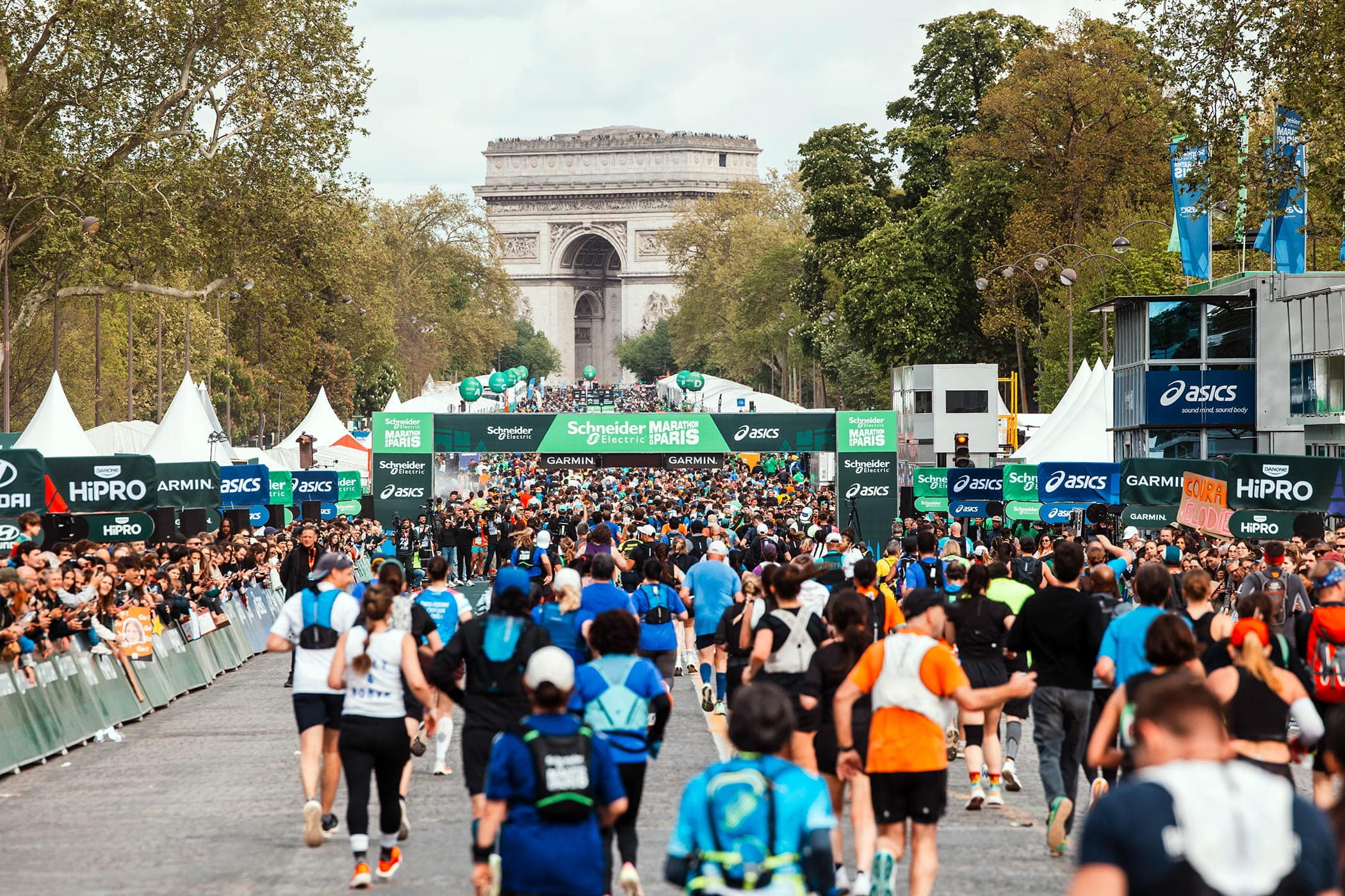 La 49e édition du Marathon de Paris a rassemblé 57 464 coureurs sur la ligne d’arrivée, avenue Foch. Nous étions au coeur du parcours, récit.