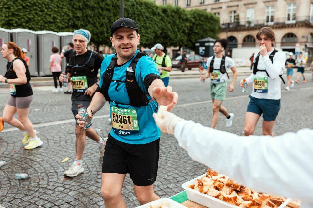 Marathon de Paris 2025 : Comment bien s’alimenter pendant sa course ?