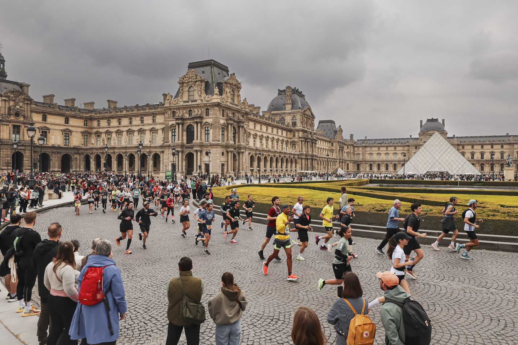 À l'approche du Marathon de Paris, les organisateurs innovent en demandant aux participants de venir avec leur propre contenant. Une mesure phare, accompagnée d'autres dispositifs pour recycler les dossards, encourager les mobilités moins polluantes et inciter à renoncer au t-shirt finisher au profit de la plantation d'arbres.