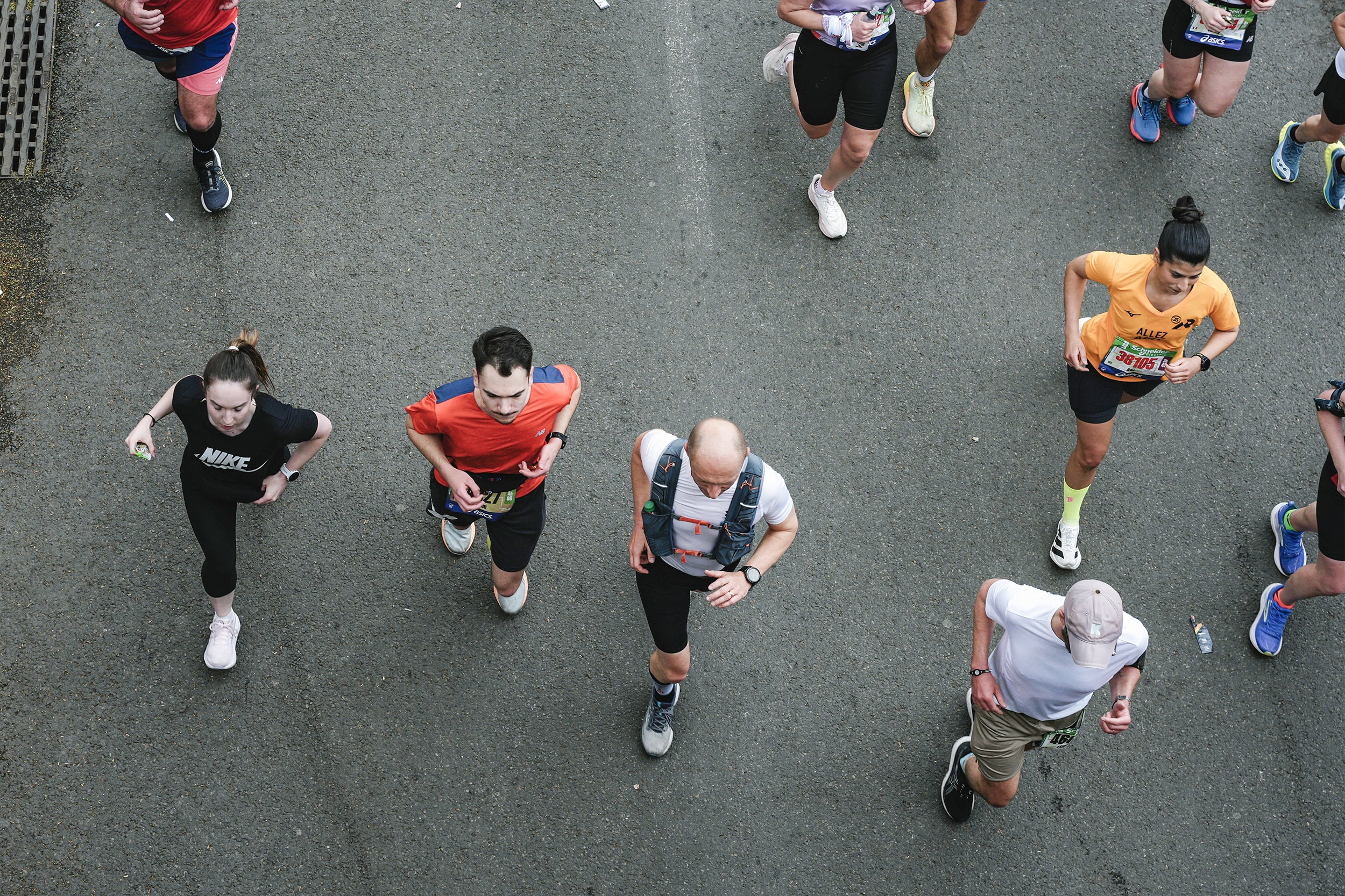 Le marathon devient une obsession qui transforme le quotidien : routines, voyages, lectures… Courir devient un mode de vie.