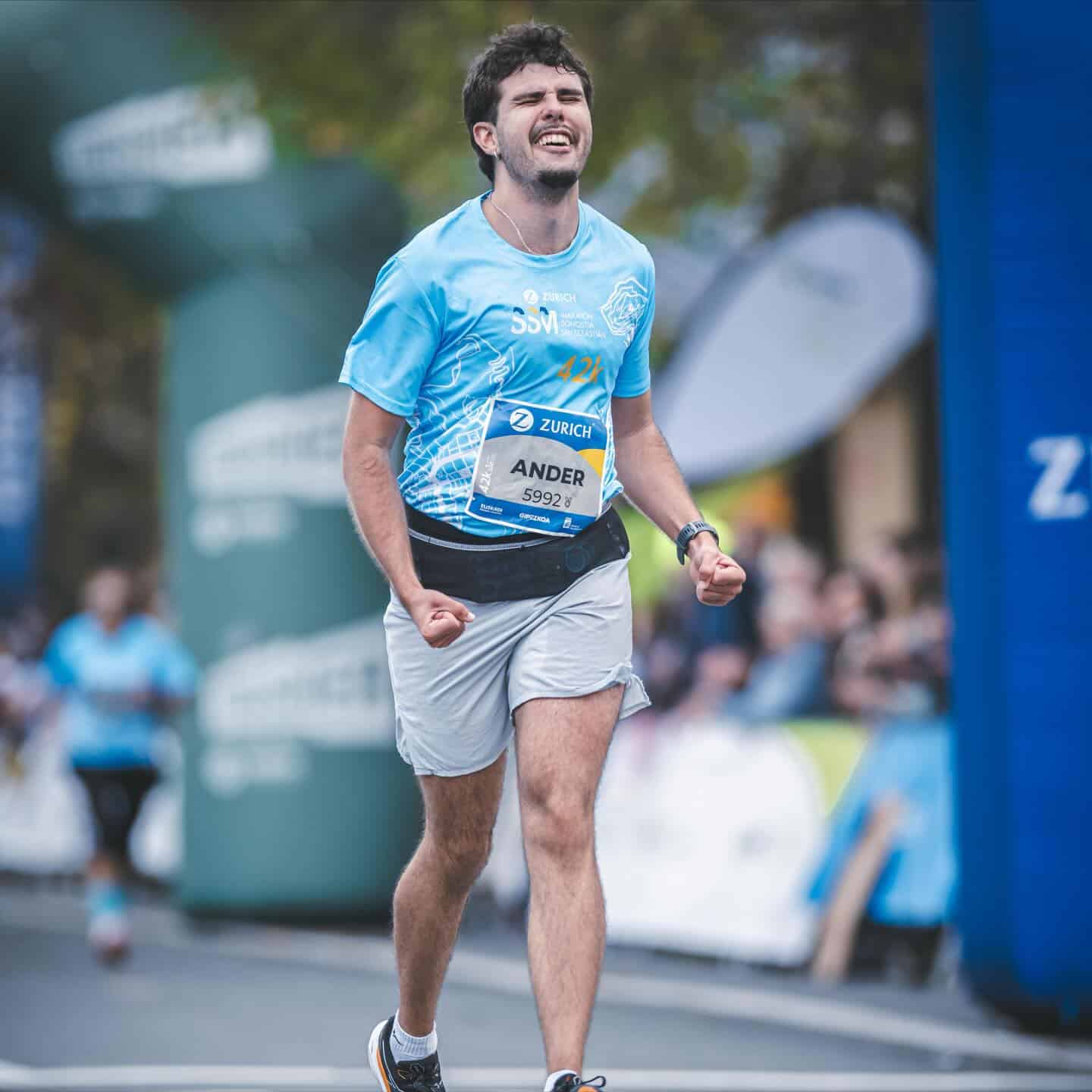 Au cœur de l’une des plus belles villes d’Espagne s’est déroulé le deuxième plus ancien marathon du pays. À San Sebastián, dans le Pays basque, les 11 500 coureurs en quête de performance se sont surpassés. Cette 46e édition a été marquée par un nouveau record de participation dans l’histoire du 42,195 km.