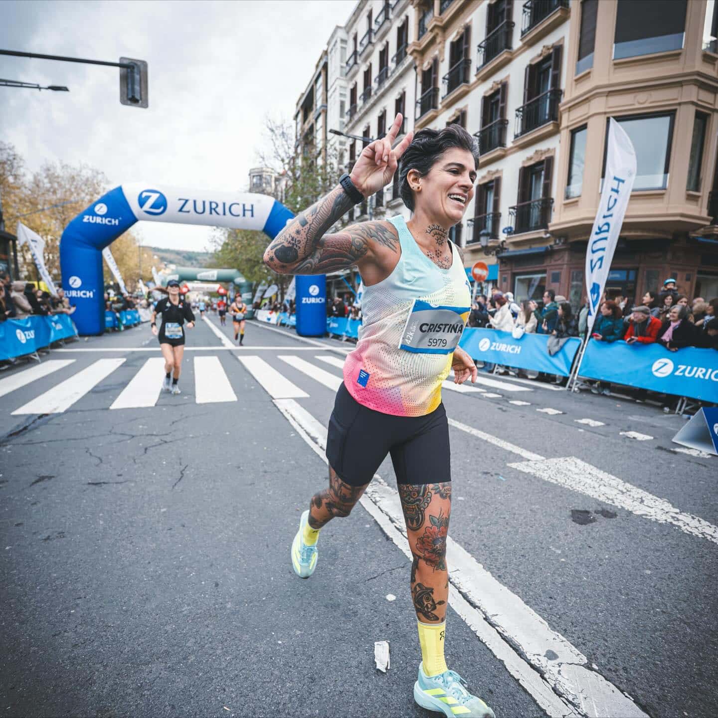 Au cœur de l’une des plus belles villes d’Espagne s’est déroulé le deuxième plus ancien marathon du pays. À San Sebastián, dans le Pays basque, les 11 500 coureurs en quête de performance se sont surpassés. Cette 46e édition a été marquée par un nouveau record de participation dans l’histoire du 42,195 km.