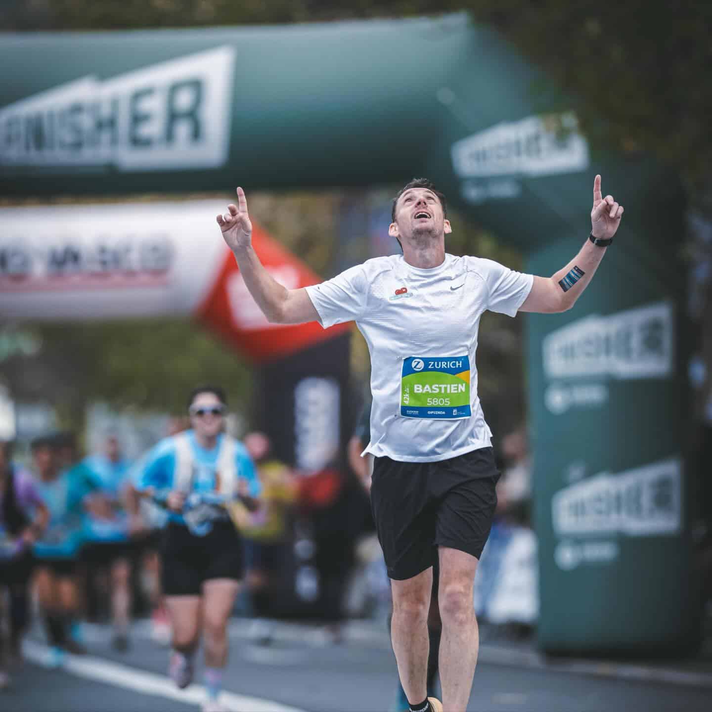 Au cœur de l’une des plus belles villes d’Espagne s’est déroulé le deuxième plus ancien marathon du pays. À San Sebastián, dans le Pays basque, les 11 500 coureurs en quête de performance se sont surpassés. Cette 46e édition a été marquée par un nouveau record de participation dans l’histoire du 42,195 km.