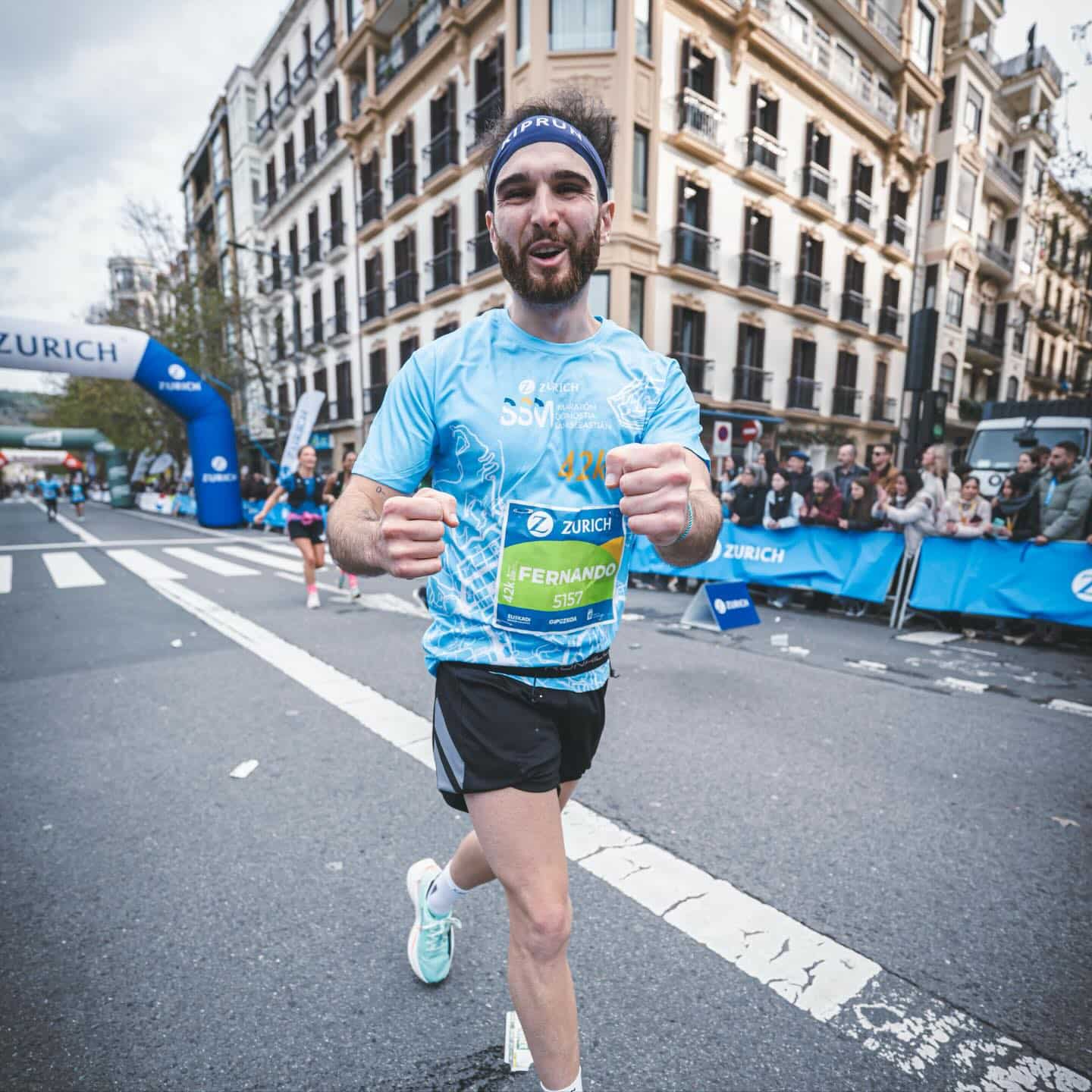 Au cœur de l’une des plus belles villes d’Espagne s’est déroulé le deuxième plus ancien marathon du pays. À San Sebastián, dans le Pays basque, les 11 500 coureurs en quête de performance se sont surpassés. Cette 46e édition a été marquée par un nouveau record de participation dans l’histoire du 42,195 km.