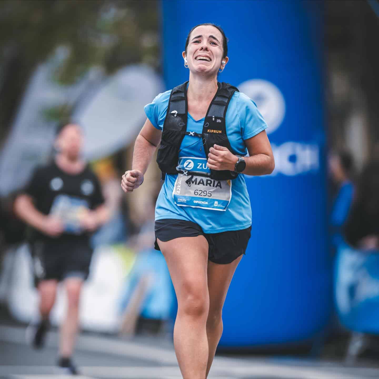 Au cœur de l’une des plus belles villes d’Espagne s’est déroulé le deuxième plus ancien marathon du pays. À San Sebastián, dans le Pays basque, les 11 500 coureurs en quête de performance se sont surpassés. Cette 46e édition a été marquée par un nouveau record de participation dans l’histoire du 42,195 km.