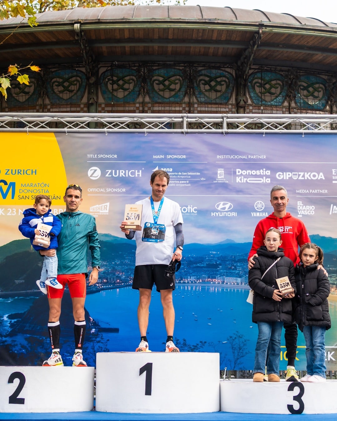 Au cœur de l’une des plus belles villes d’Espagne s’est déroulé le deuxième plus ancien marathon du pays. À San Sebastián, dans le Pays basque, les 11 500 coureurs en quête de performance se sont surpassés. Cette 46e édition a été marquée par un nouveau record de participation dans l’histoire du 42,195 km.