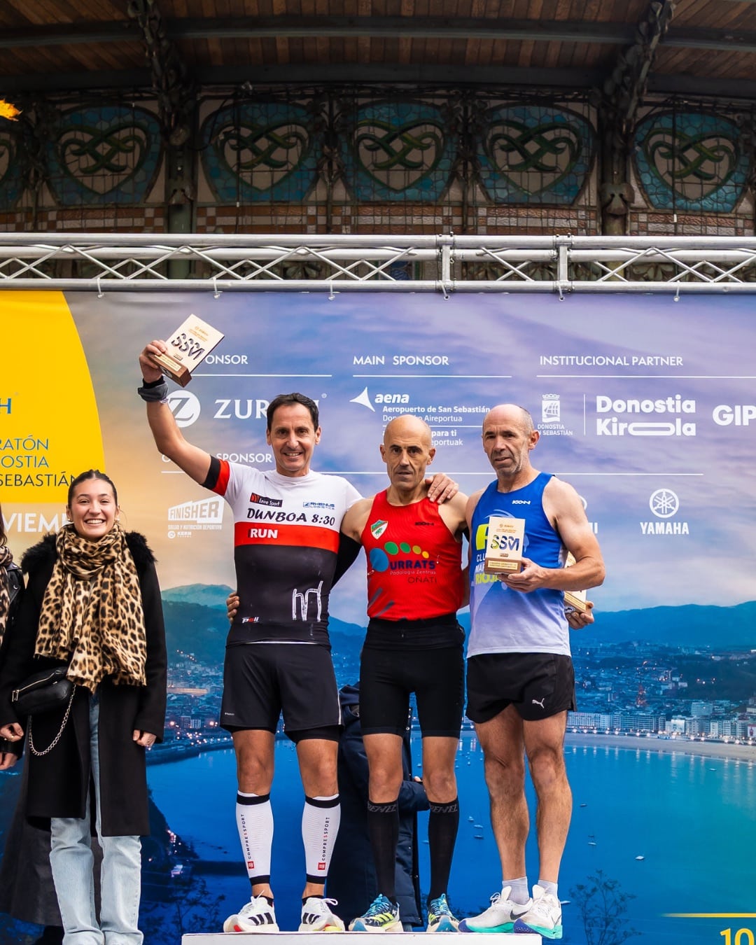 Au cœur de l’une des plus belles villes d’Espagne s’est déroulé le deuxième plus ancien marathon du pays. À San Sebastián, dans le Pays basque, les 11 500 coureurs en quête de performance se sont surpassés. Cette 46e édition a été marquée par un nouveau record de participation dans l’histoire du 42,195 km.