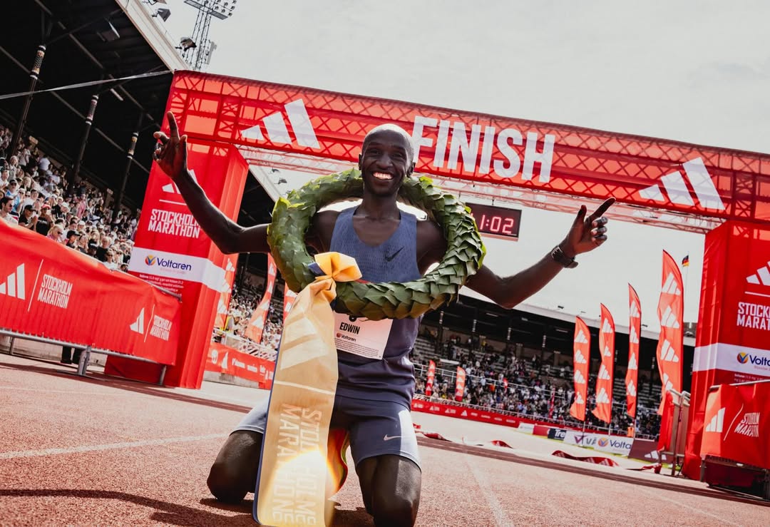 Edwin Kiptoo (2h10’46) chez les hommes, Rebecca Chesir (2h30’58) chez les femmes. L'édition 2026 du Marathon de Stockholm a une nouvelle fois couronné le Kenya au terme d'une journée de course spectaculaire qui a réuni 20 000 passionnés dans les rues de la capitale suédoise ce dimanche 30 mai.