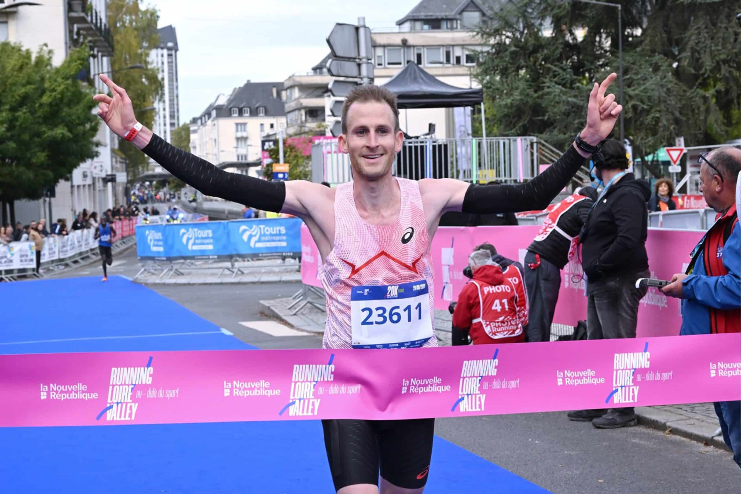 Ce dimanche, la 43e édition des 10 km, 20 km et Marathon de Tours a rassemblé 17 000 participants, un record de fréquentation. Les différentes épreuves, au départ de la place Anatole France, ont attiré de belles têtes d’affiche et ont eu l’honneur d’accueillir Marie-José Pérec, triple médaillée olympique, marraine de l’événement cette année, pour donner le coup d’envoi du marathon.