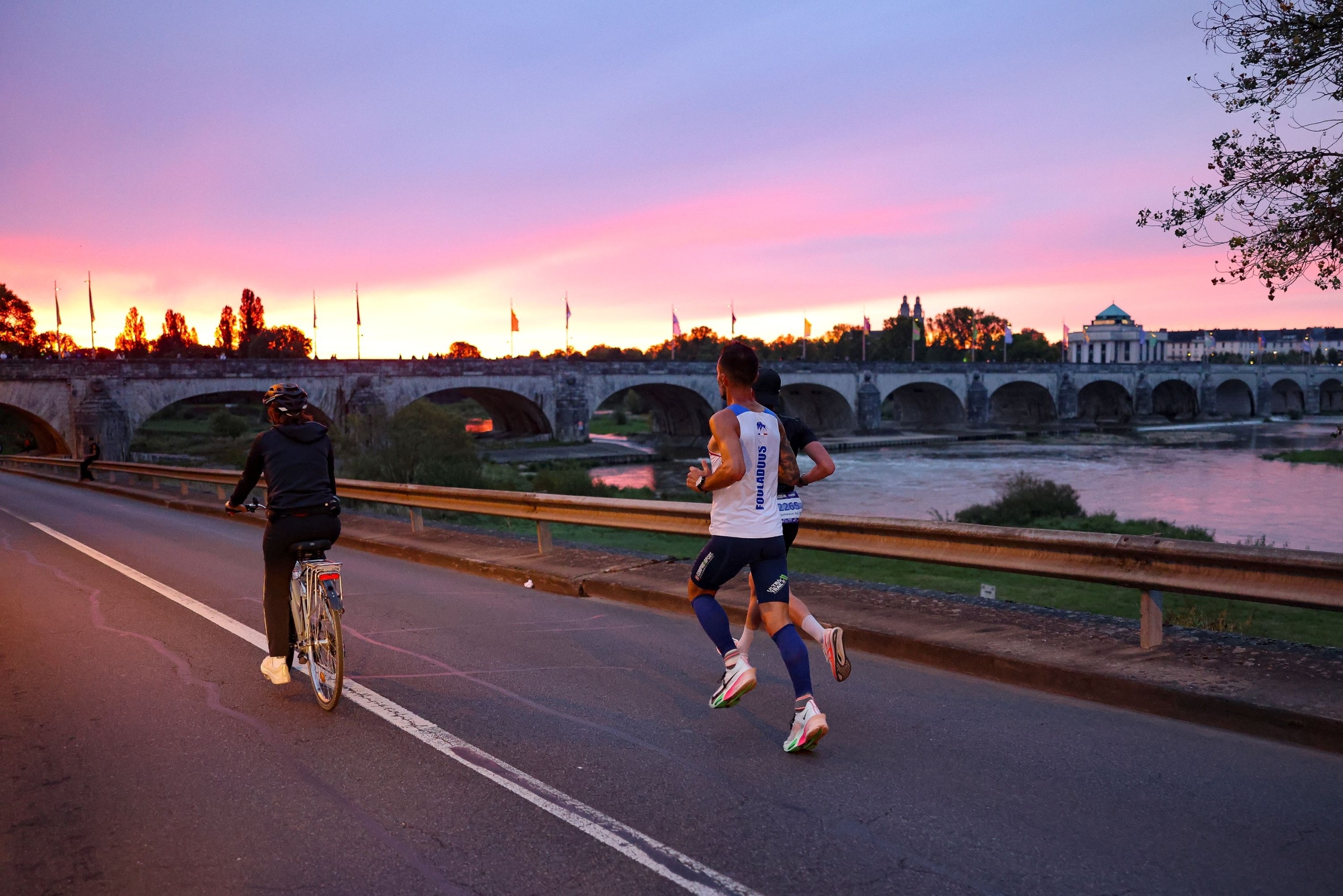 Marathon de Tours : découvrez le parcours entre vignobles, Loire et patrimoine historique. Analyse complète et infos clés.
