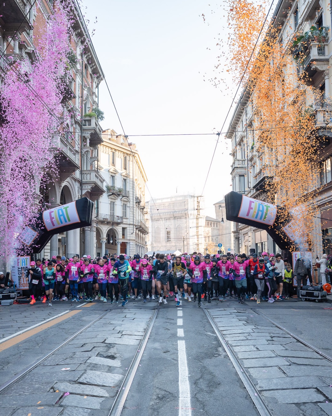 Plus de 10 000 coureurs se sont réunis au Marathon de Turin 2025. Devant, Elvis Chebor Tabarach et Naomi Kakoko Limamurei l'ont emporté.