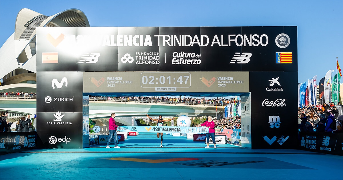 Le Marathon de Valence revient ce dimanche 7 décembre, prêt à offrir ce qui pourrait bien être la course la plus attendue et la plus rapide de cette fin d’année. Chaque hiver, Valence attire les chasseurs de chronos du monde entier, attirés par son parcours plat, sa densité exceptionnelle et sa météo parfaite. Et cette année, la course pourrait bien entrer dans une autre dimension : une pluie de records attendue, et même la possibilité de voir le record du monde tomber. Valence n’est plus seulement “la Ciudad del Running” : elle est devenue la capitale mondiale de la performance. Zoom sur cette édition 2025 qui pourrait faire basculer le marathon dans une nouvelle ère.