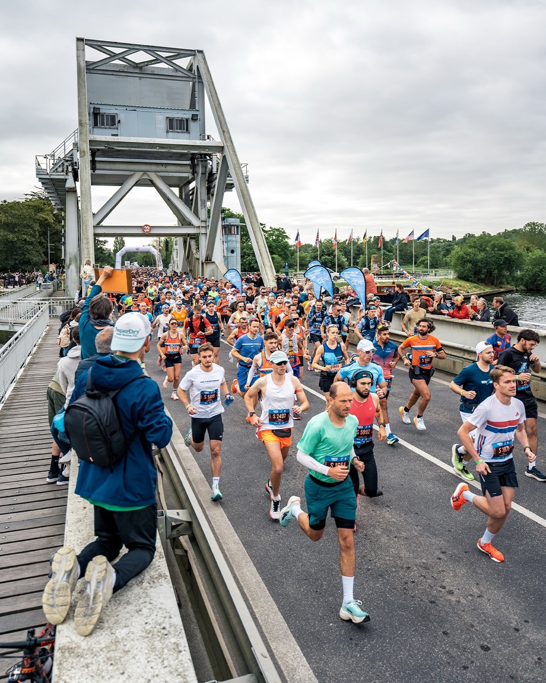 Un week-end de sport et de mémoire sur les plages du Débarquement. Ce dimanche, 82 ans jour pour jour après le D-Day, le Marathon de la Liberté a livré sa 39e édition sur les routes de Normandie. François Leprovost a remporté le marathon au sprint, Valentin Gondouin a régné sans partage sur le semi, et Pierre Emile comme Noémie Brioul ont fait tomber les records sur 10 km. Une journée à marquer d'une pierre blanche.