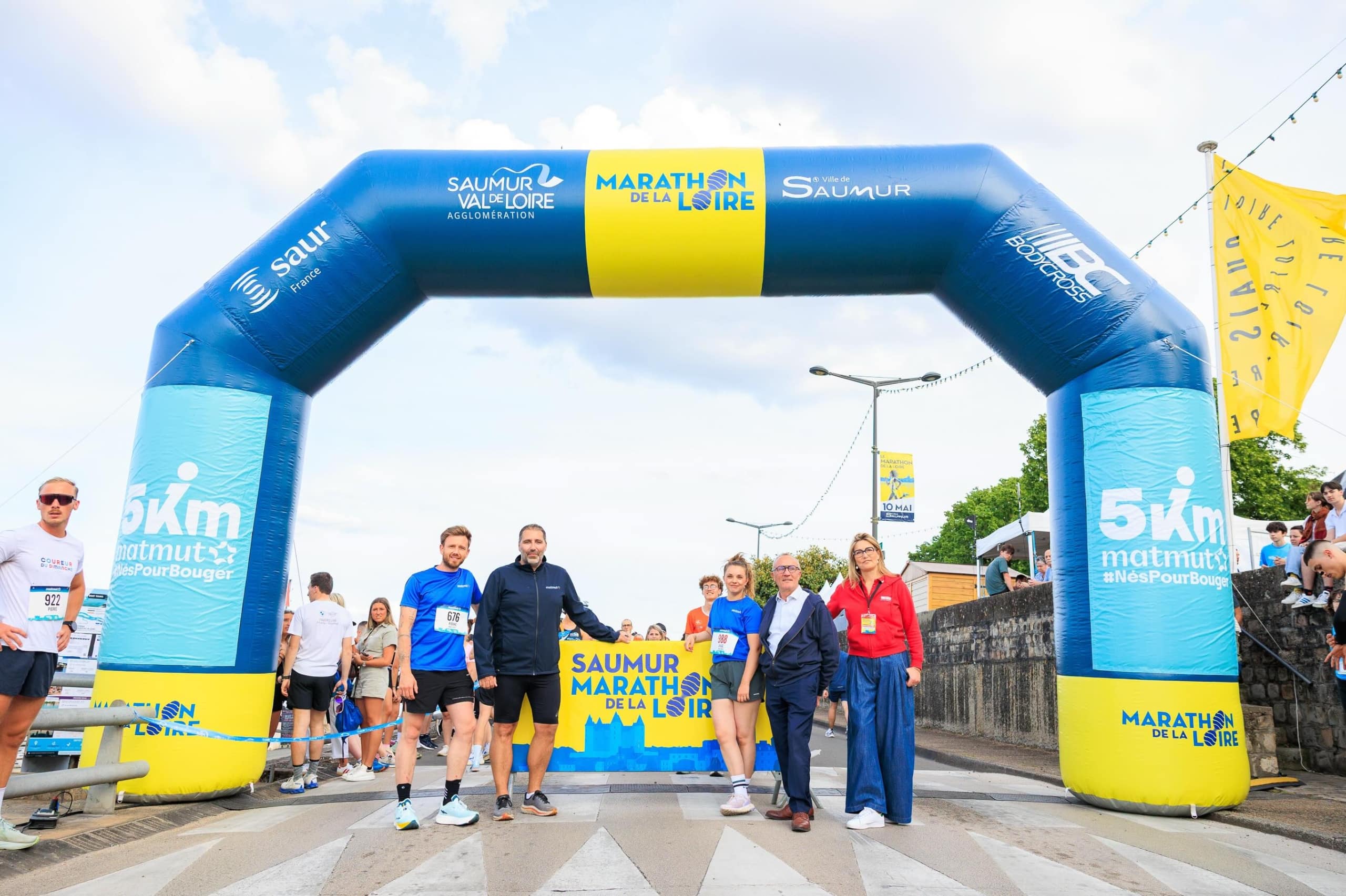 Ce dimanche 10 mai, à Saumur, dans le Maine-et-Loire, se déroulait le Marathon de la Loire et ses multiples épreuves. Quelque 14 000 participants ont pris le départ, encouragés par une foule dense de spectateurs. Sur l’épreuve reine, Maxime Lopes et Bettina Billon se sont imposés.