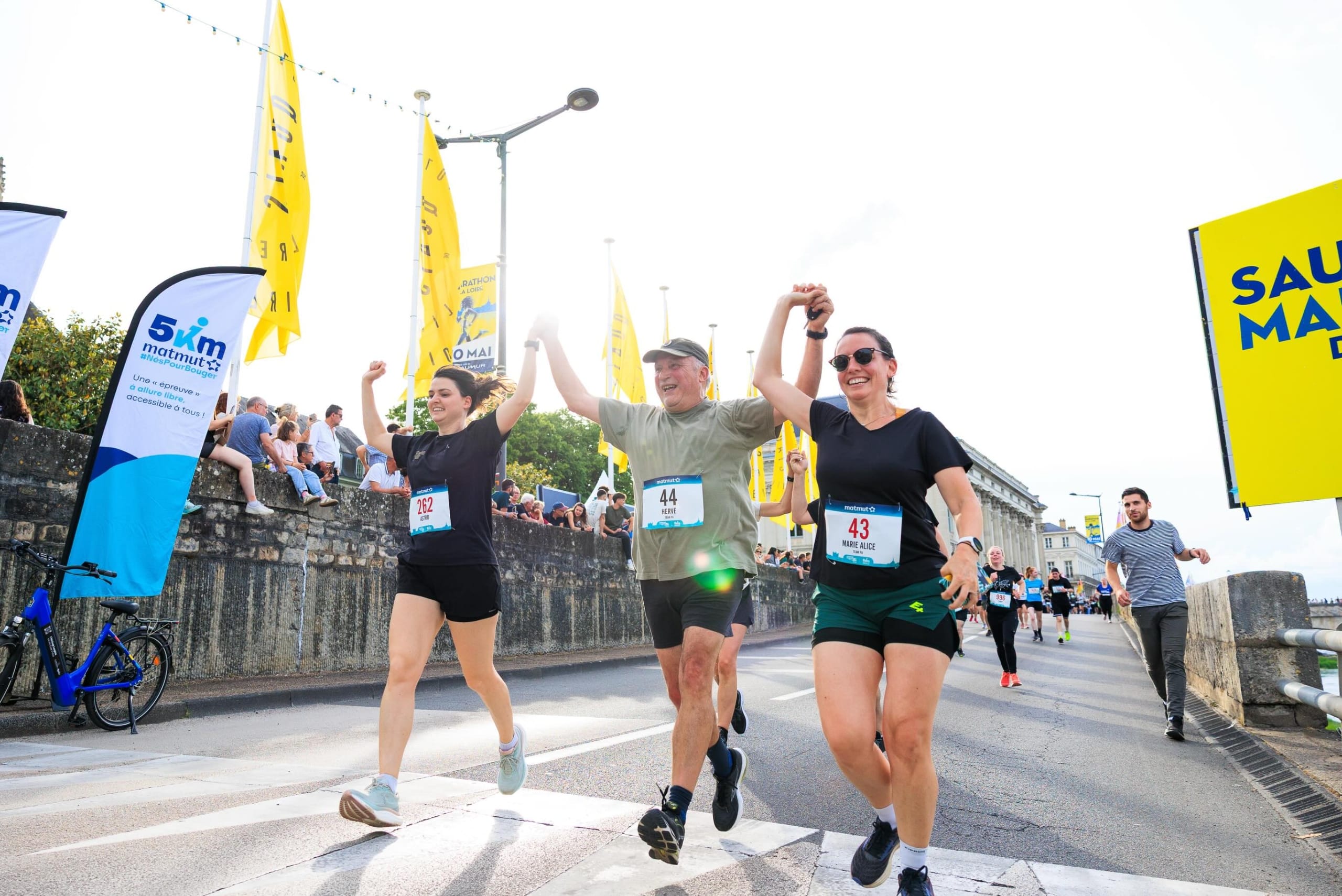 Ce dimanche 10 mai, à Saumur, dans le Maine-et-Loire, se déroulait le Marathon de la Loire et ses multiples épreuves. Quelque 14 000 participants ont pris le départ, encouragés par une foule dense de spectateurs. Sur l’épreuve reine, Maxime Lopes et Bettina Billon se sont imposés.