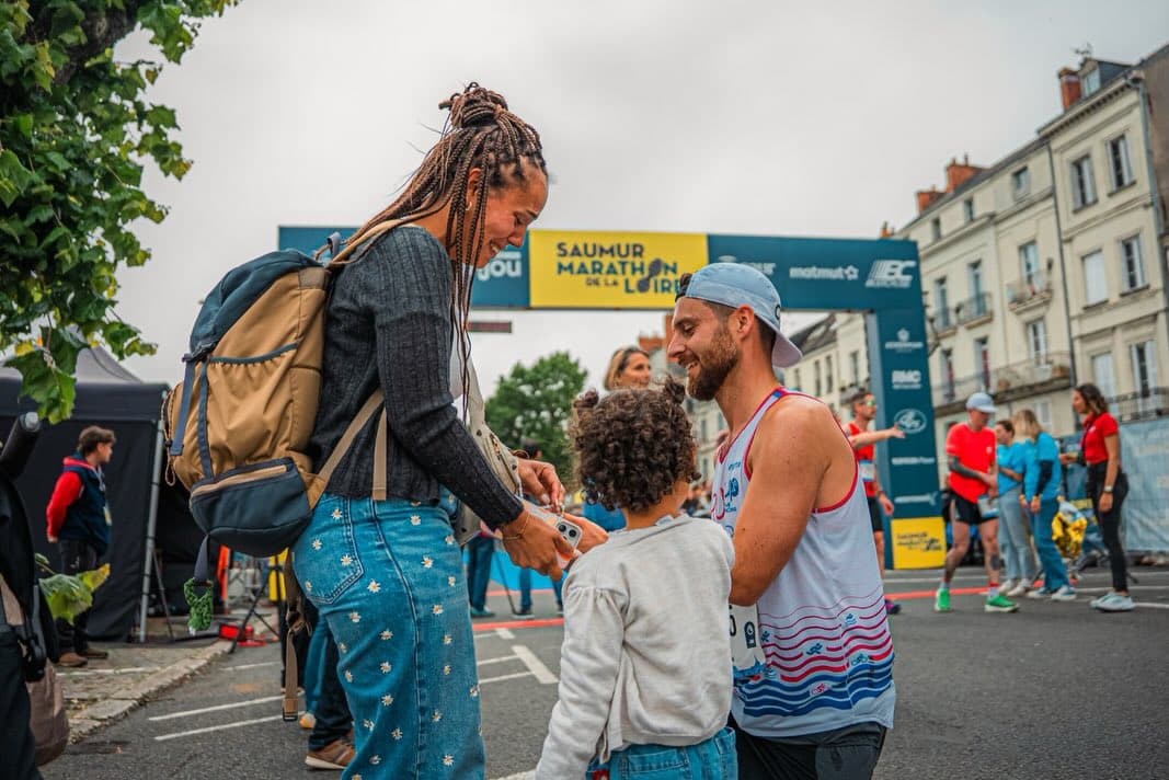 Ce dimanche 10 mai, à Saumur, dans le Maine-et-Loire, se déroulait le Marathon de la Loire et ses multiples épreuves. Quelque 14 000 participants ont pris le départ, encouragés par une foule dense de spectateurs. Sur l’épreuve reine, Maxime Lopes et Bettina Billon se sont imposés.
