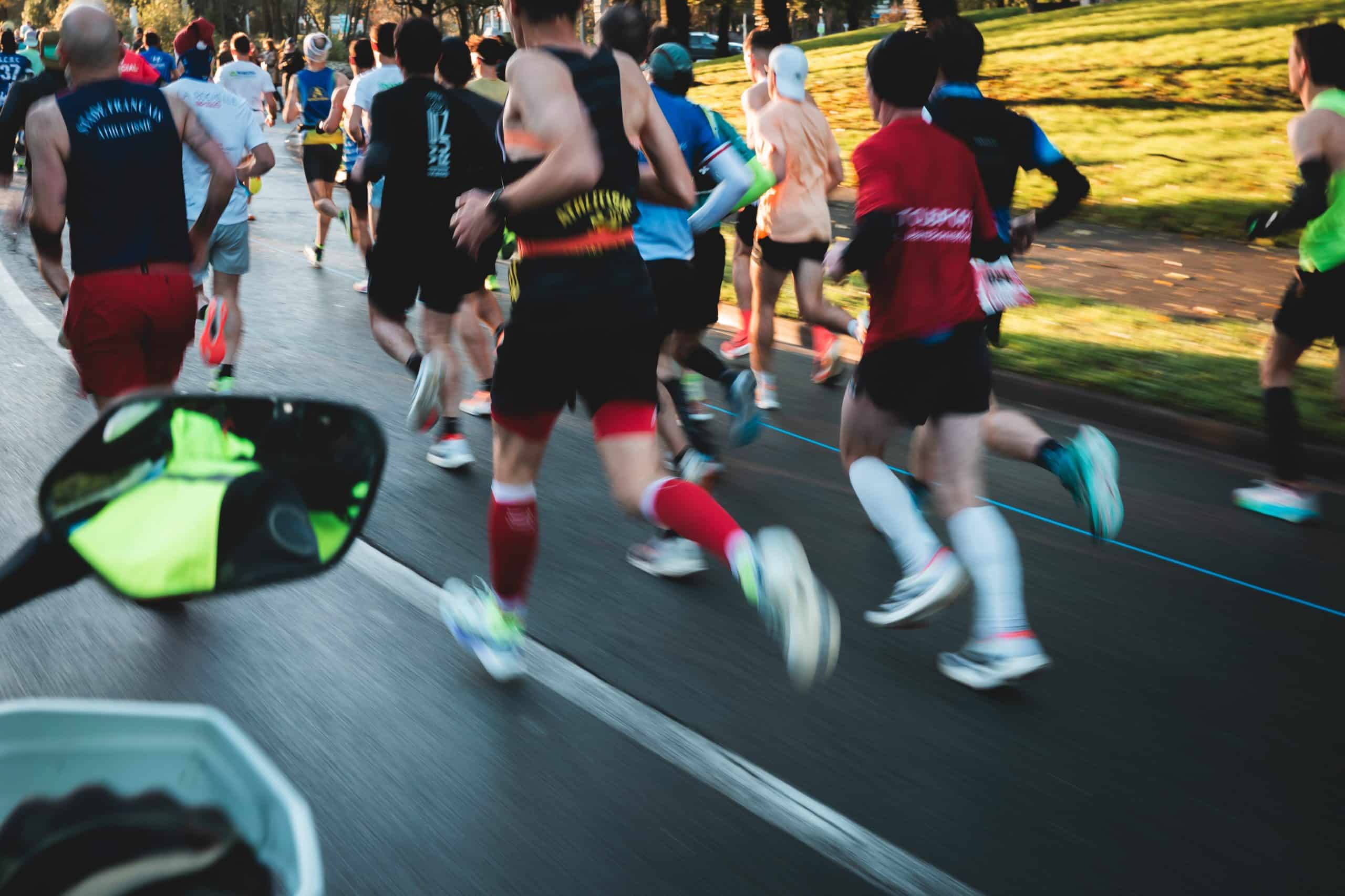La Rochelle a une nouvelle fois célébré le marathon dans toute sa diversité. Elvis Cheboi a triomphé chez les hommes malgré un virage manqué, Betty Chepkemoi a confirmé son statut de favorite chez les femmes, Théo Rageot a survolé le 10 km et Pascal Vallet a dominé la course Handi Fauteuil. Entre records, stratégies françaises et ambiance portuaire bouillonnante, le 34e épisode du marathon Serge Vigot a offert un spectacle riche en suspense et en émotions. Retour sur une course riche en relief et en émotions.