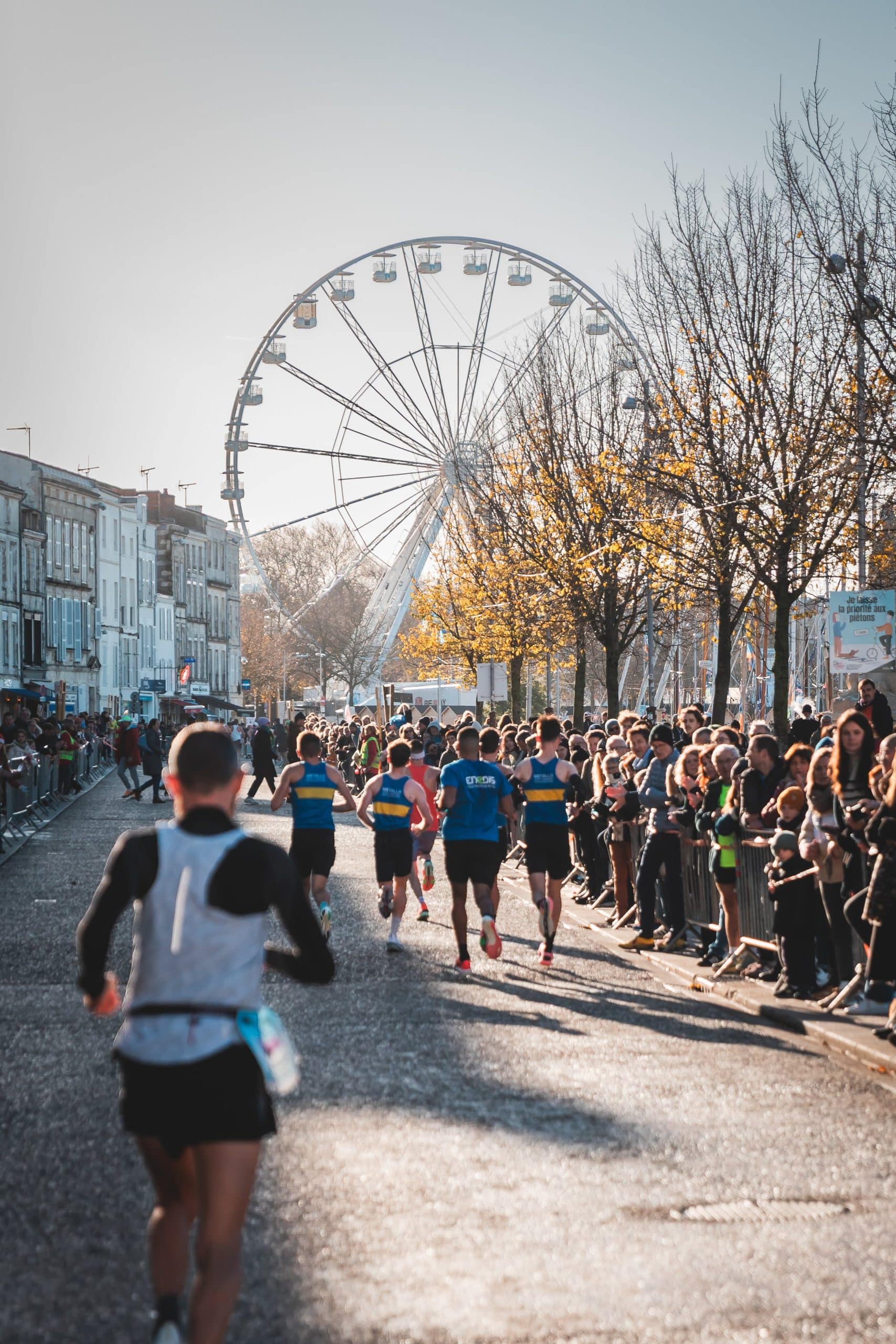 La Rochelle a une nouvelle fois célébré le marathon dans toute sa diversité. Elvis Cheboi a triomphé chez les hommes malgré un virage manqué, Betty Chepkemoi a confirmé son statut de favorite chez les femmes, Théo Rageot a survolé le 10 km et Pascal Vallet a dominé la course Handi Fauteuil. Entre records, stratégies françaises et ambiance portuaire bouillonnante, le 34e épisode du marathon Serge Vigot a offert un spectacle riche en suspense et en émotions. Retour sur une course riche en relief et en émotions.