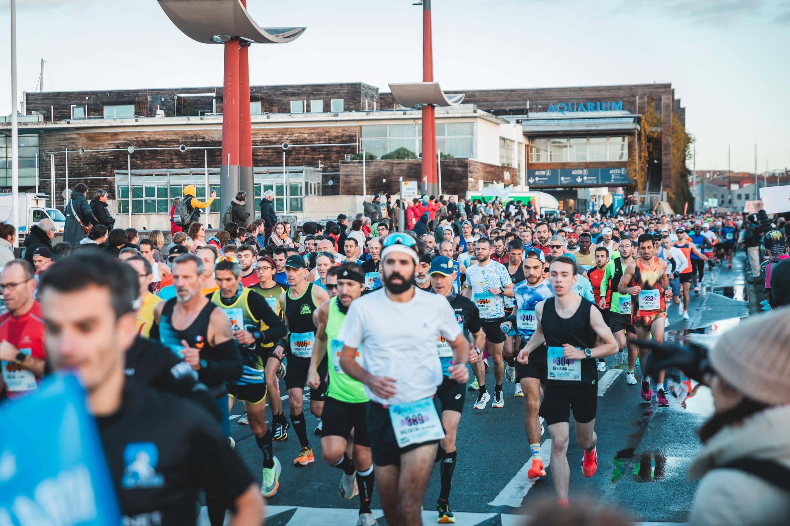 La Rochelle a une nouvelle fois célébré le marathon dans toute sa diversité. Elvis Cheboi a triomphé chez les hommes malgré un virage manqué, Betty Chepkemoi a confirmé son statut de favorite chez les femmes, Théo Rageot a survolé le 10 km et Pascal Vallet a dominé la course Handi Fauteuil. Entre records, stratégies françaises et ambiance portuaire bouillonnante, le 34e épisode du marathon Serge Vigot a offert un spectacle riche en suspense et en émotions. Retour sur une course riche en relief et en émotions.