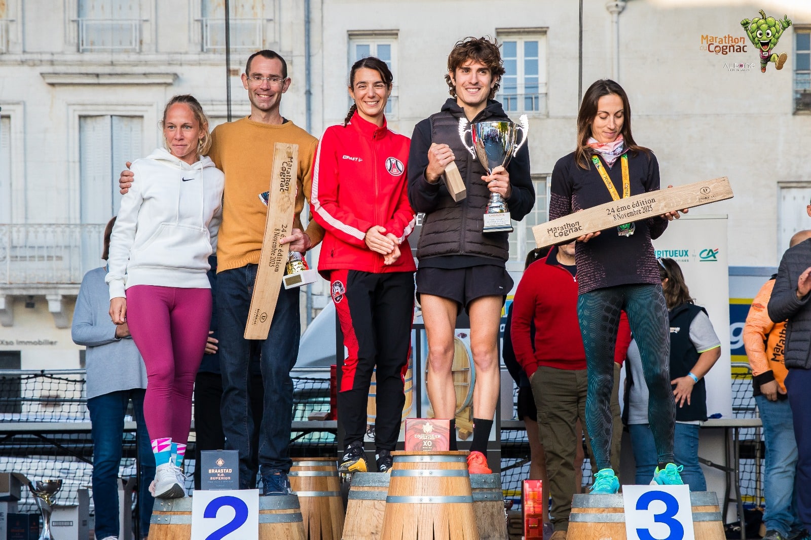 Pour la 24e édition du Marathon du Cognac, 4700 coureurs se sont rassemblés ce samedi à Jarnac pour prendre le départ des différentes courses. L’événement a couronné Hugo Le Poulard, finisher de son premier marathon en 2h27’21 à seulement 19 ans, tandis que la Cognaçaise Cécile Devierre s’est offert, elle aussi, son premier sacre.