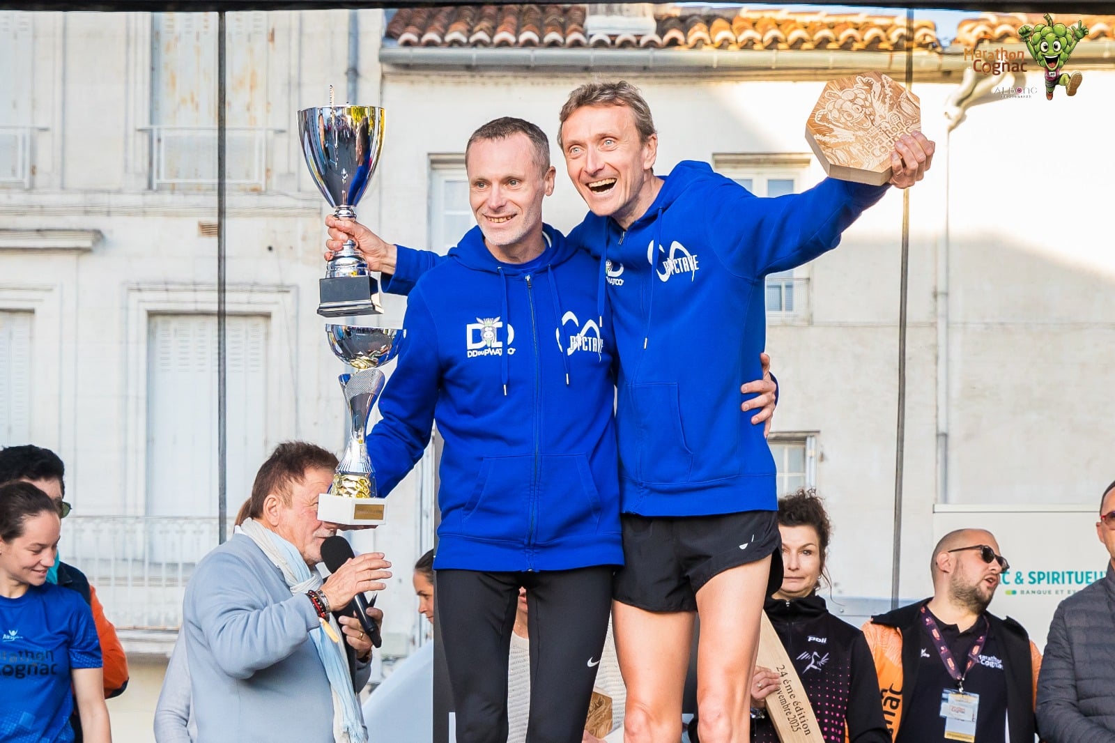 Pour la 24e édition du Marathon du Cognac, 4700 coureurs se sont rassemblés ce samedi à Jarnac pour prendre le départ des différentes courses. L’événement a couronné Hugo Le Poulard, finisher de son premier marathon en 2h27’21 à seulement 19 ans, tandis que la Cognaçaise Cécile Devierre s’est offert, elle aussi, son premier sacre.