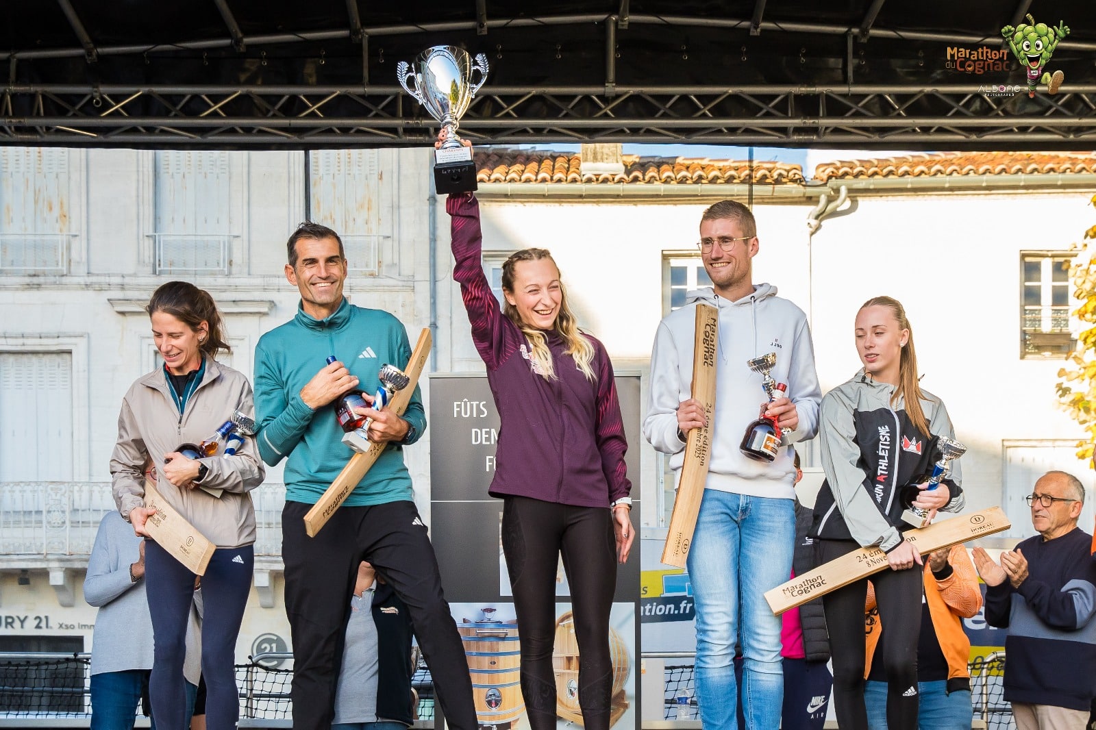 Pour la 24e édition du Marathon du Cognac, 4700 coureurs se sont rassemblés ce samedi à Jarnac pour prendre le départ des différentes courses. L’événement a couronné Hugo Le Poulard, finisher de son premier marathon en 2h27’21 à seulement 19 ans, tandis que la Cognaçaise Cécile Devierre s’est offert, elle aussi, son premier sacre.