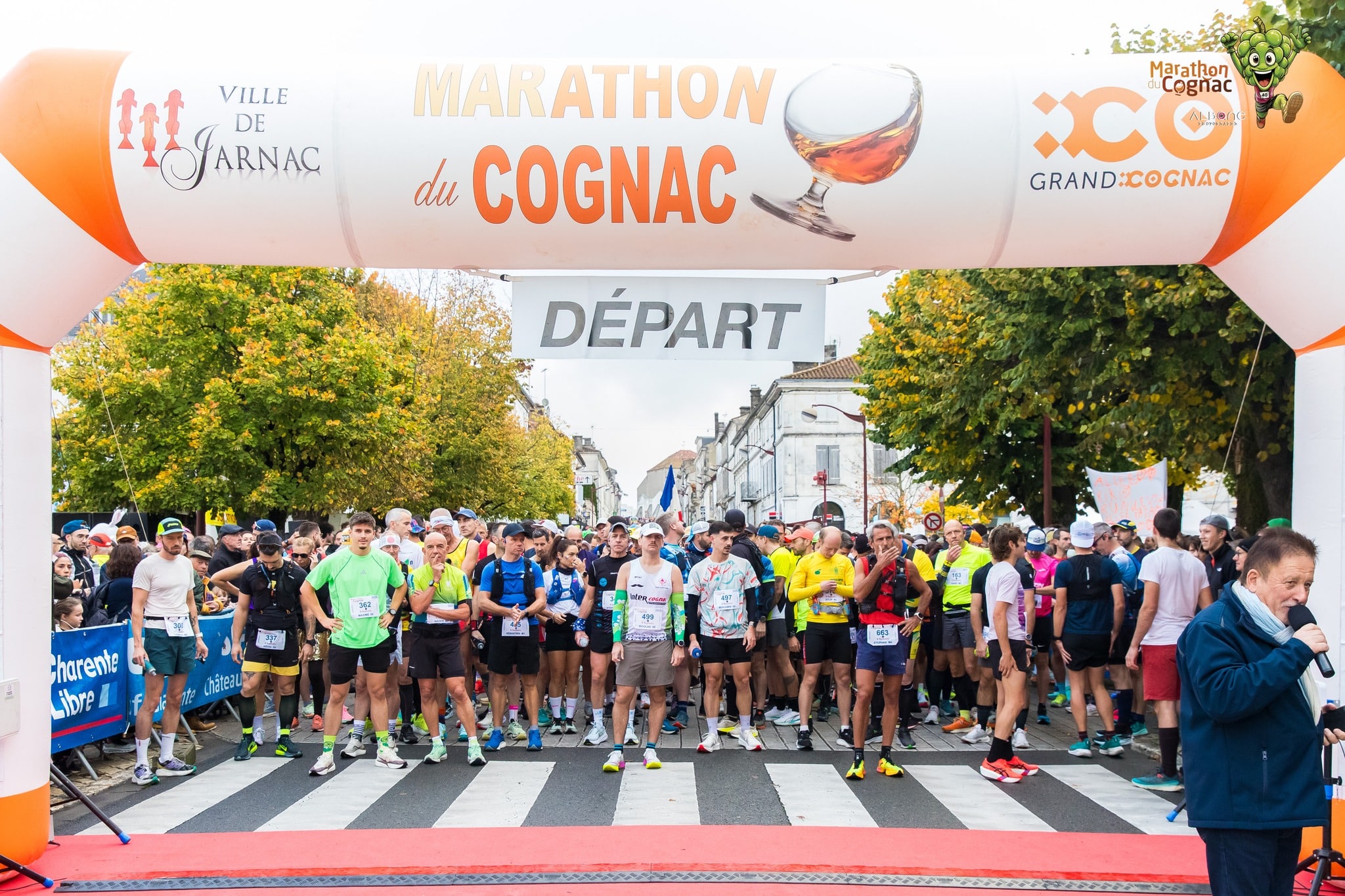 Pour la 24e édition du Marathon du Cognac, 4700 coureurs se sont rassemblés ce samedi à Jarnac pour prendre le départ des différentes courses. L’événement a couronné Hugo Le Poulard, finisher de son premier marathon en 2h27’21 à seulement 19 ans, tandis que la Cognaçaise Cécile Devierre s’est offert, elle aussi, son premier sacre.