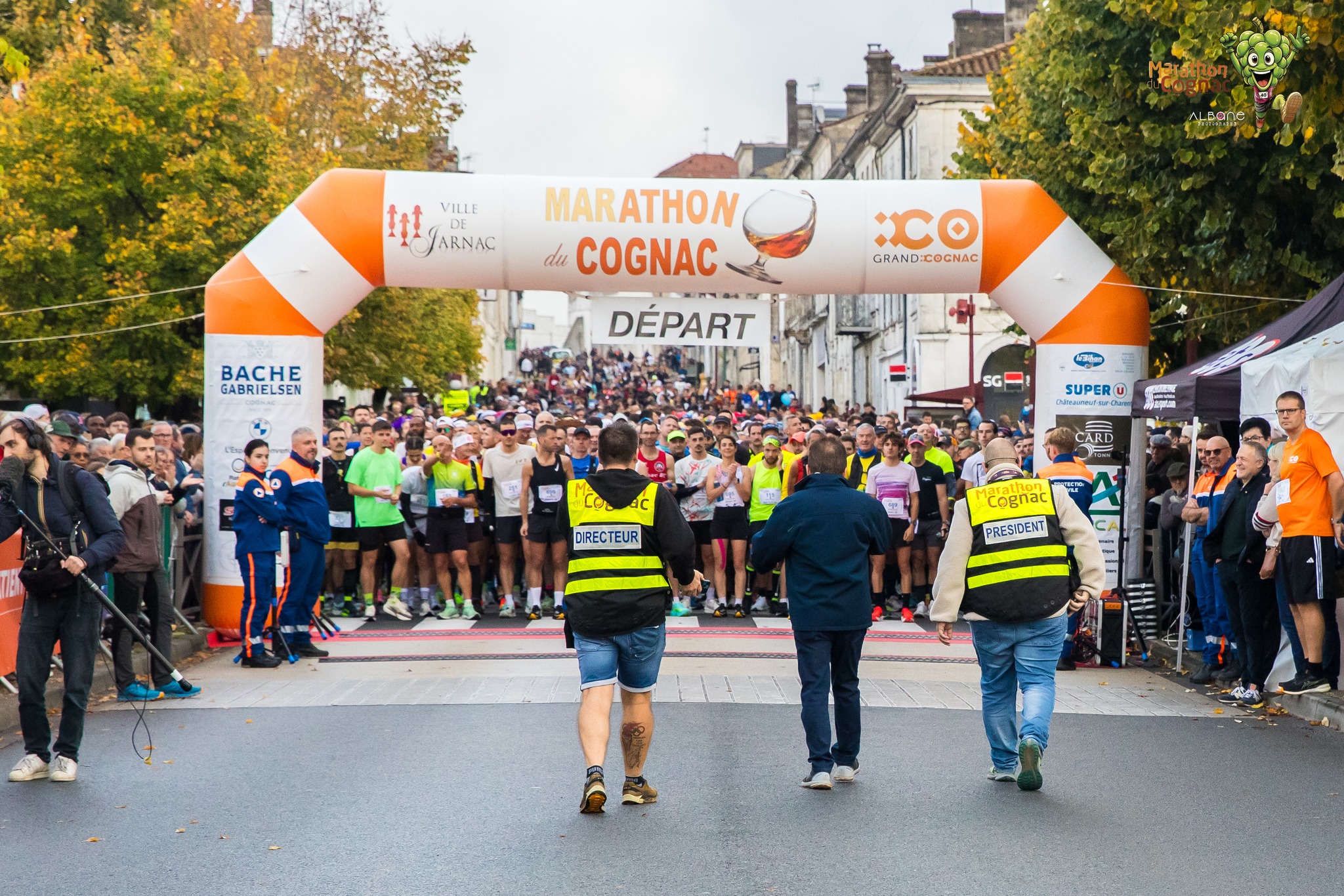Pour la 24e édition du Marathon du Cognac, 4700 coureurs se sont rassemblés ce samedi à Jarnac pour prendre le départ des différentes courses. L’événement a couronné Hugo Le Poulard, finisher de son premier marathon en 2h27’21 à seulement 19 ans, tandis que la Cognaçaise Cécile Devierre s’est offert, elle aussi, son premier sacre.