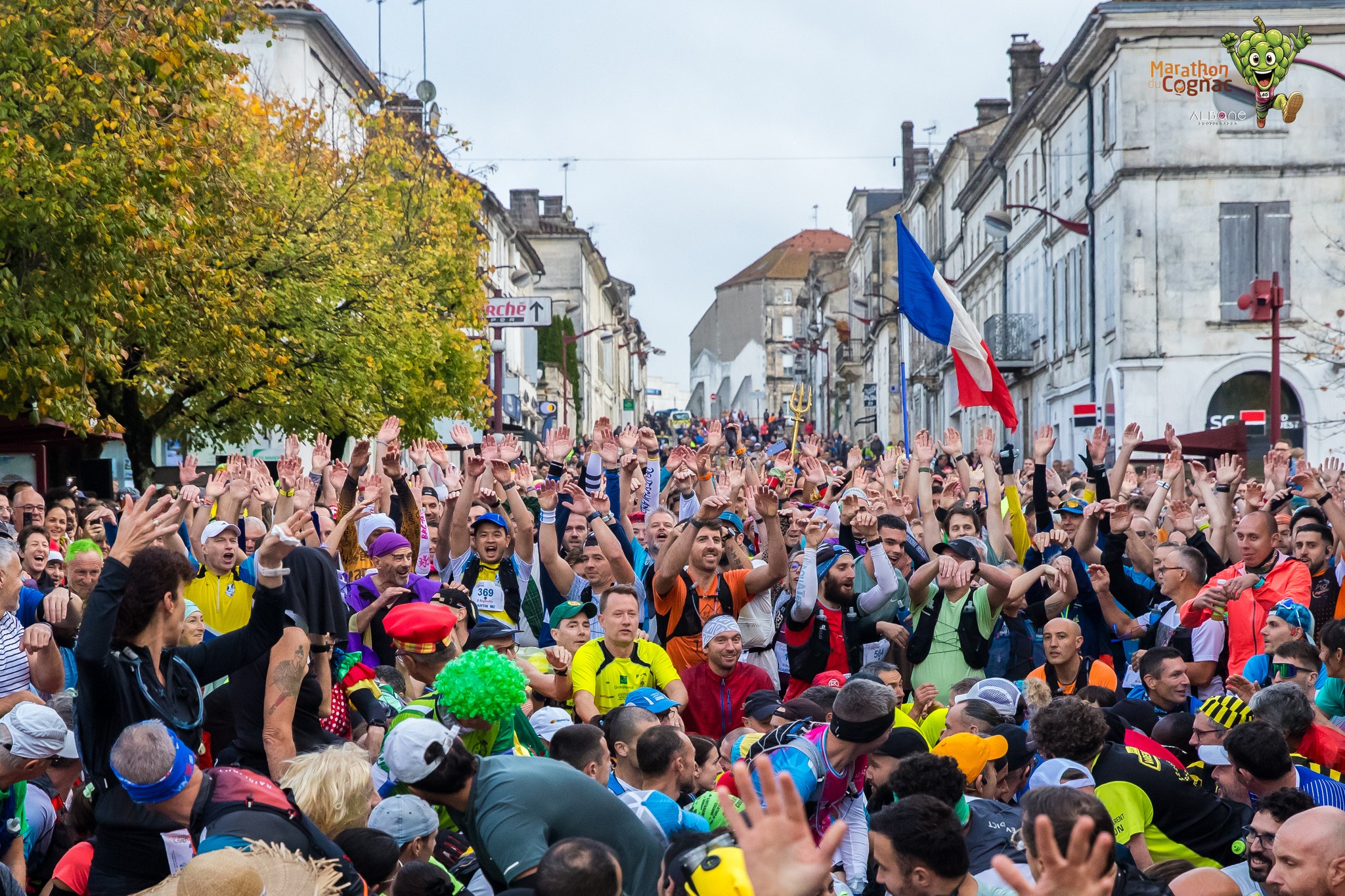 Pour la 24e édition du Marathon du Cognac, 4700 coureurs se sont rassemblés ce samedi à Jarnac pour prendre le départ des différentes courses. L’événement a couronné Hugo Le Poulard, finisher de son premier marathon en 2h27’21 à seulement 19 ans, tandis que la Cognaçaise Cécile Devierre s’est offert, elle aussi, son premier sacre.