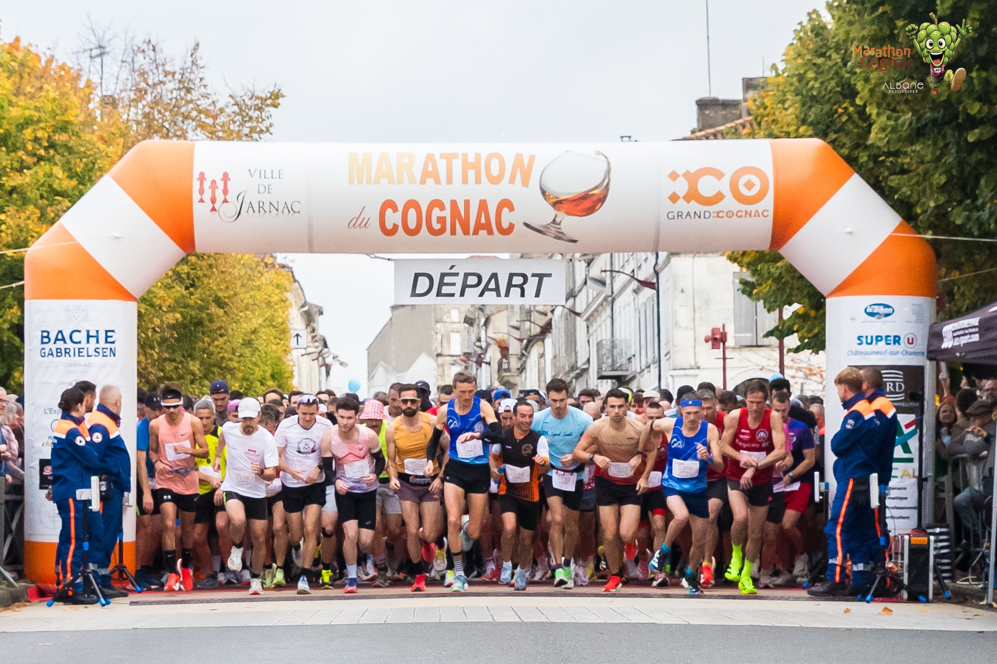 Pour la 24e édition du Marathon du Cognac, 4700 coureurs se sont rassemblés ce samedi à Jarnac pour prendre le départ des différentes courses. L’événement a couronné Hugo Le Poulard, finisher de son premier marathon en 2h27’21 à seulement 19 ans, tandis que la Cognaçaise Cécile Devierre s’est offert, elle aussi, son premier sacre.