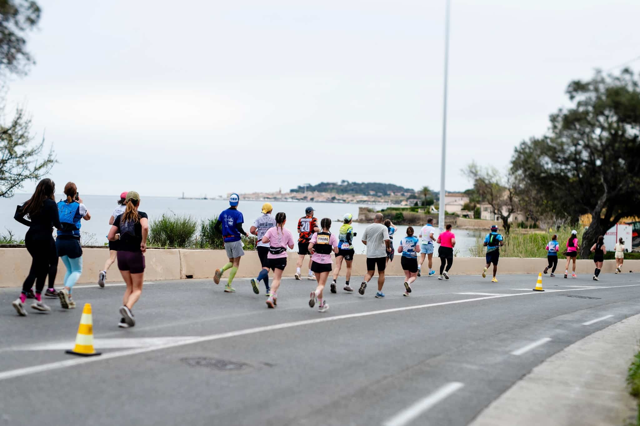 Ce 30 mars, la sixième édition du Marathon du Golfe de Saint-Tropez a accueilli 6500 coureurs. L’événement provençal, apprécié pour son parcours en bord de mer a couronné Wilfred Kiplangat en 2h22’47 et Monica Jeptoo en 2h44’46.