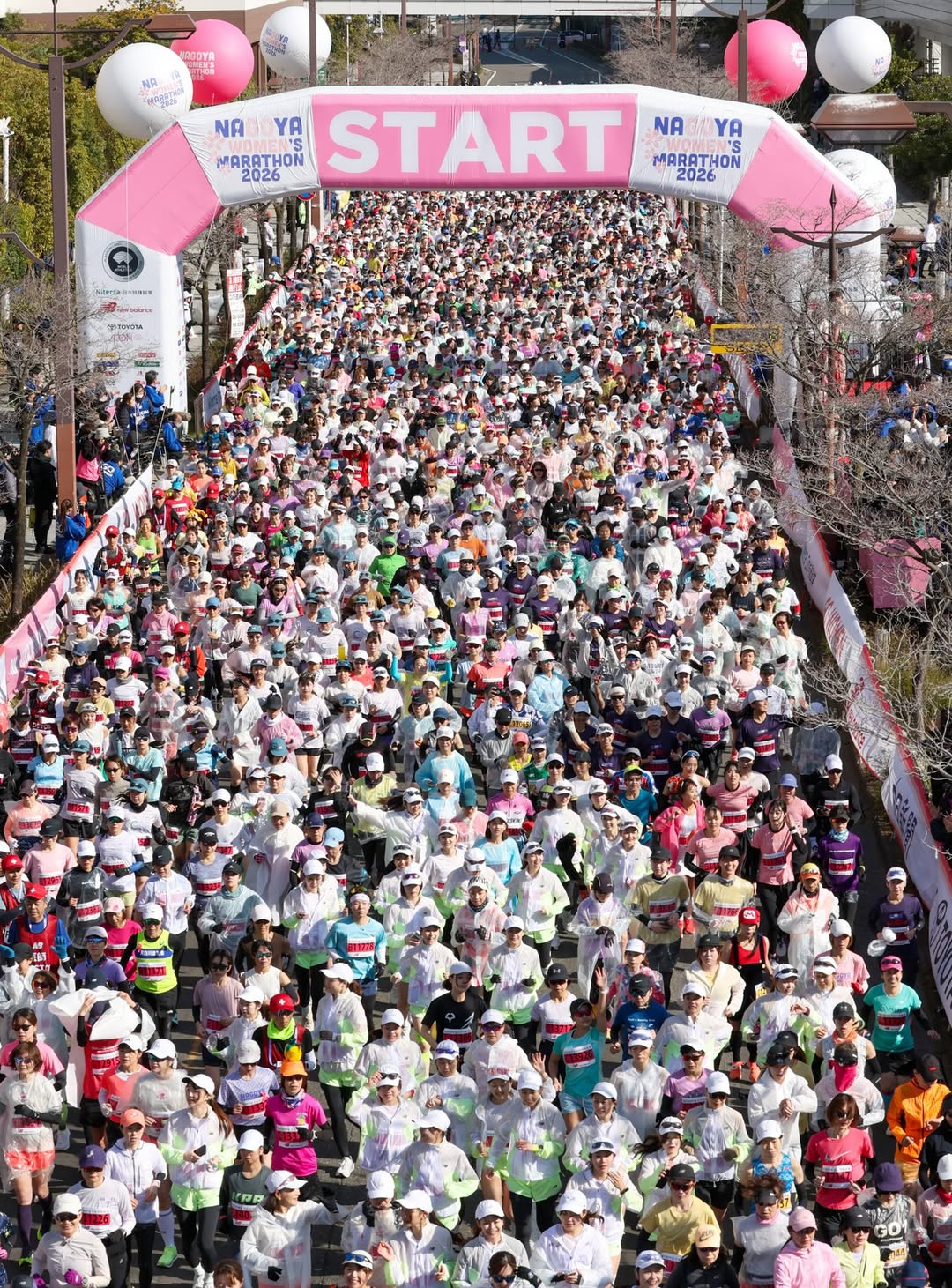 Le 8 mars, à Nagoya au Japon, les femmes n’ont pas seulement couru un marathon. Elles ont écrit une histoire de souffle, de résistance et d’orgueil sur 42,195 kilomètres. Dans ce rendez-vous unique du calendrier, où des milliers de marathoniennes prennent seules la route, la victoire s’est finalement jouée au millimètre. Après un duel irrespirable jusque sous le dôme de la ville, la Kényane Sheila Chepkirui a conservé sa couronne au Marathon féminin de Nagoya en 2h21’54, deux secondes devant la Japonaise Sayaka Sato, pendant que l’Éthiopienne Aynalem Desta complétait le podium. Une course au féminin, intense et vibrante, qui rappelle combien ce marathon japonais occupe une place à part dans le paysage mondial du running.