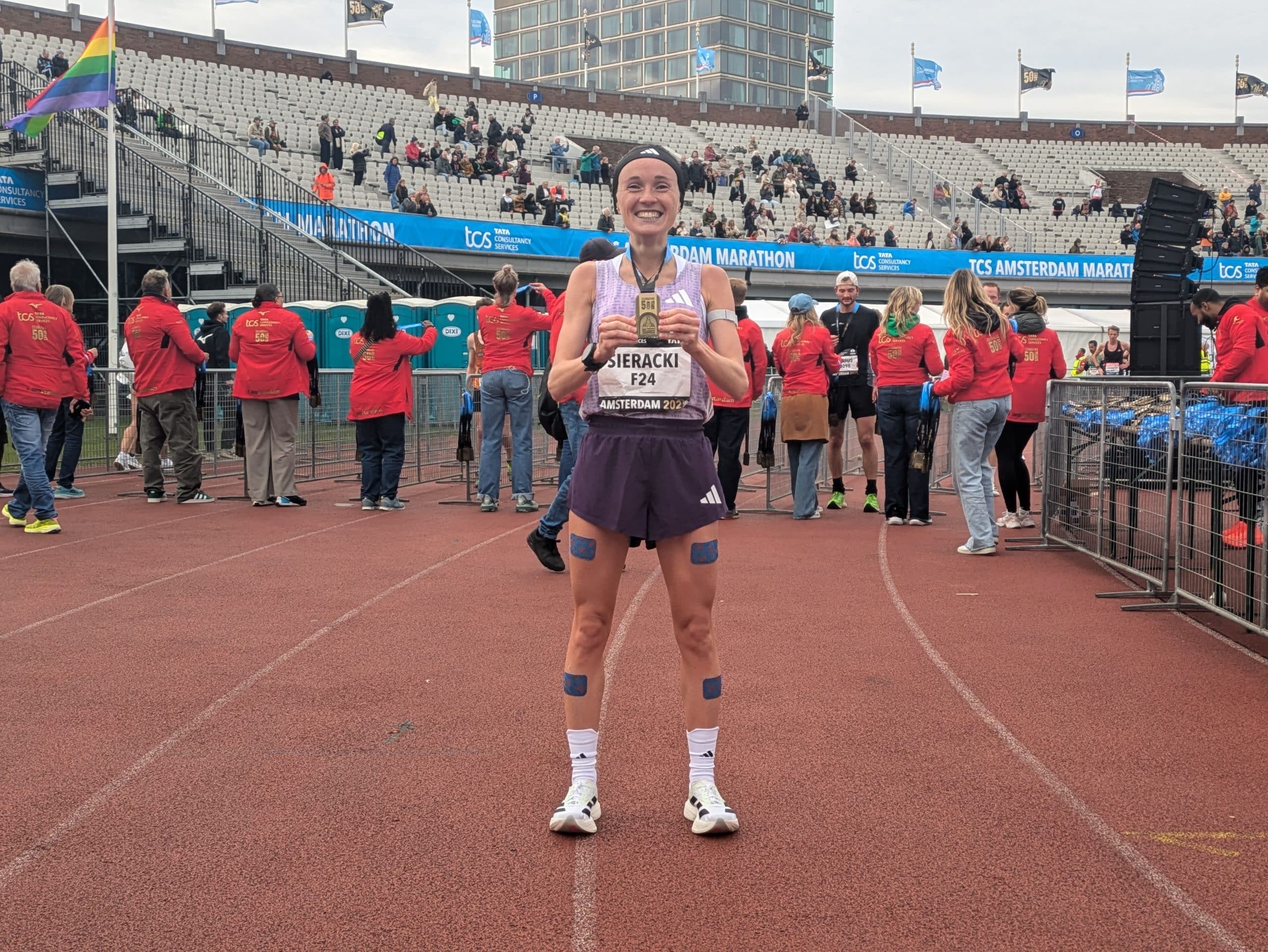 Créditée de 2h25'47 au Marathon d'Amsterdam, Margaux Sieracki devient la sixième meilleure performeuse française de tous les temps.
