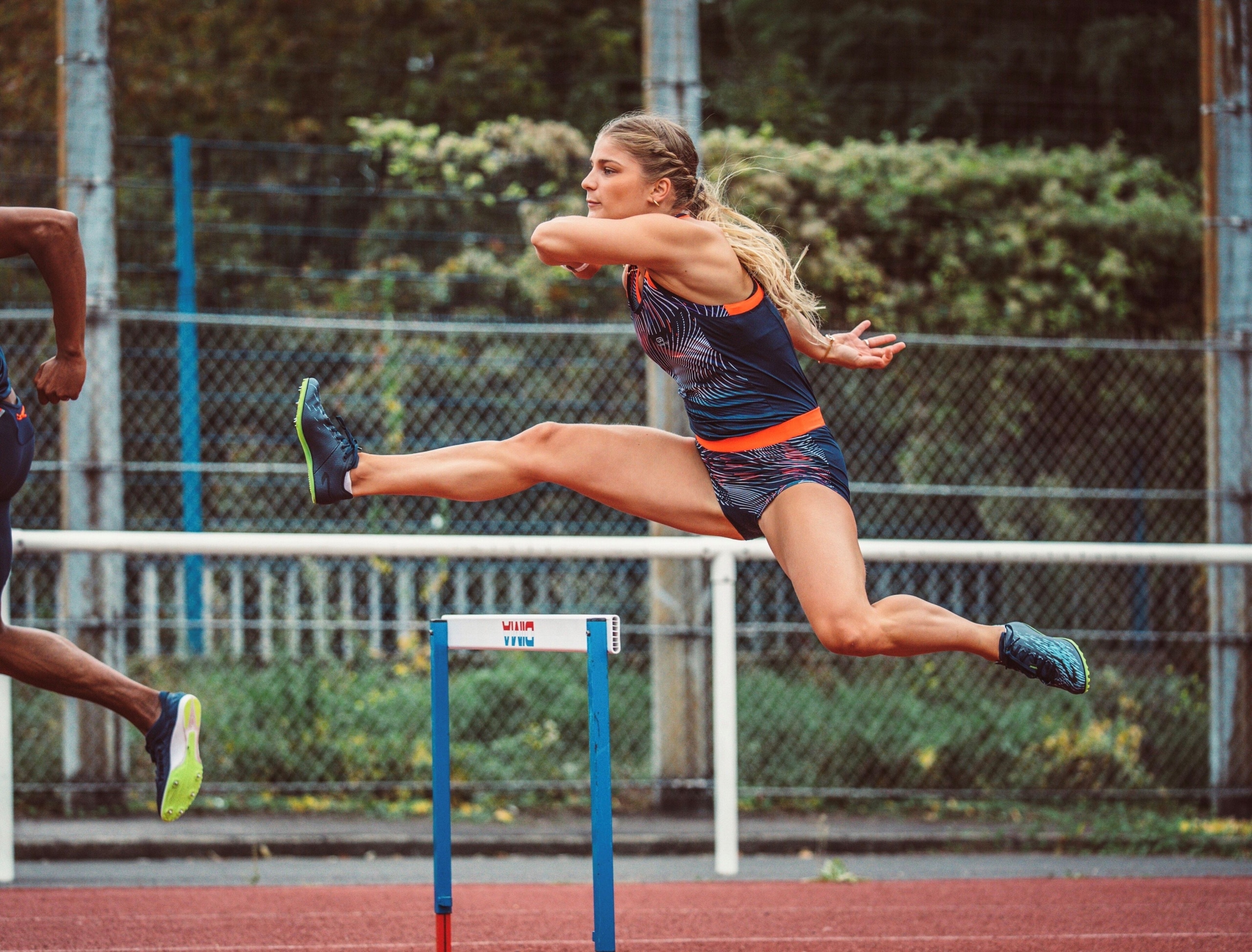Margaux Soriano, ex-athlète de l’équipe de France sur 400 m haies, se lance sur son premier Marathon de Paris. Objectif : performance et découverte.