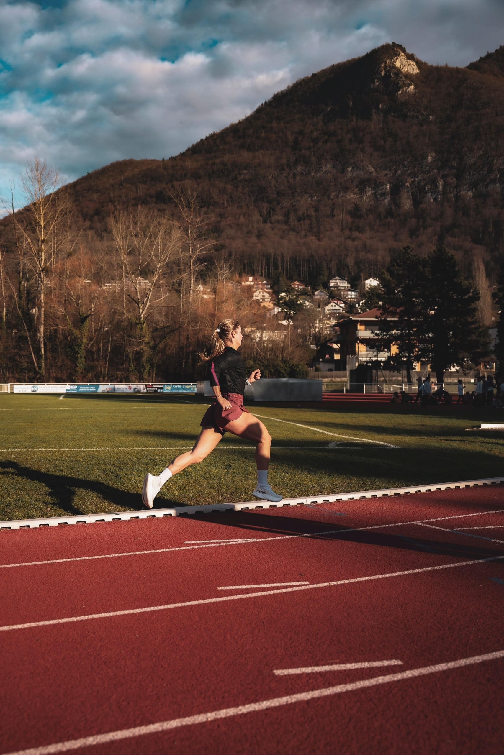 Margaux Soriano, ex-athlète de l’équipe de France sur 400 m haies, se lance sur son premier Marathon de Paris. Objectif : performance et découverte.