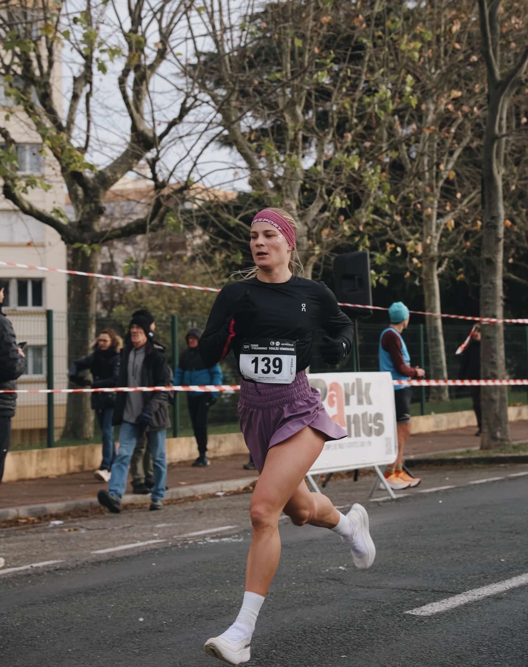 Margaux Soriano, ex-athlète de l’équipe de France sur 400 m haies, se lance sur son premier Marathon de Paris. Objectif : performance et découverte.