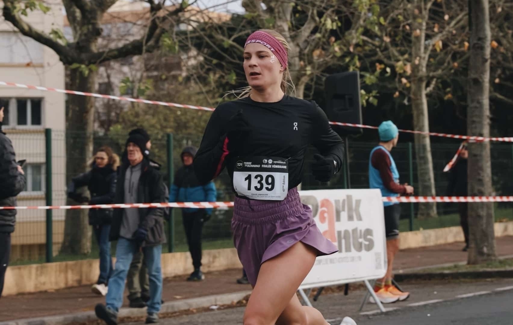 Margaux Soriano, ancienne athlète de l’équipe de France sur 400 m haies, sera au départ du Marathon de Paris le 12 avril 2026.