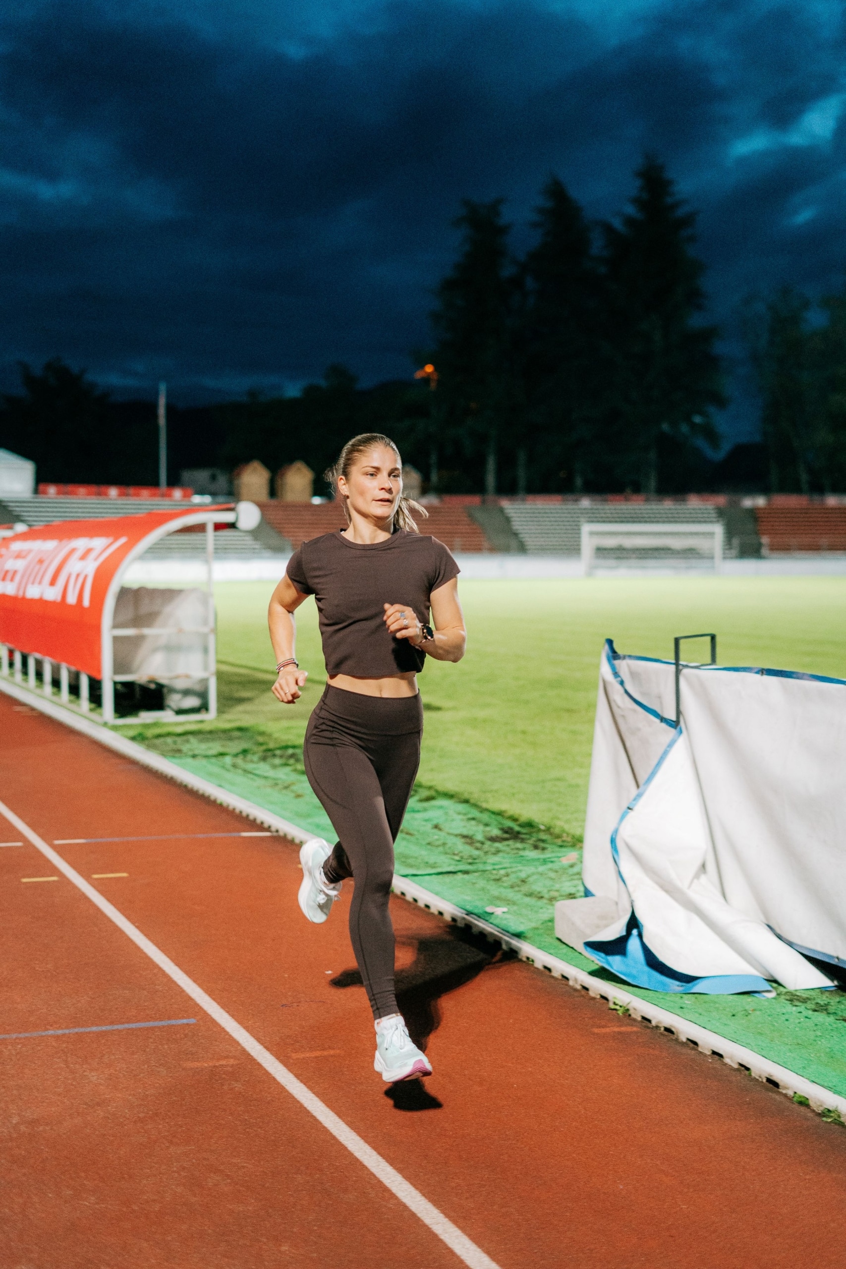 Margaux Soriano, ex-athlète de l’équipe de France sur 400 m haies, se lance sur son premier Marathon de Paris. Objectif : performance et découverte.