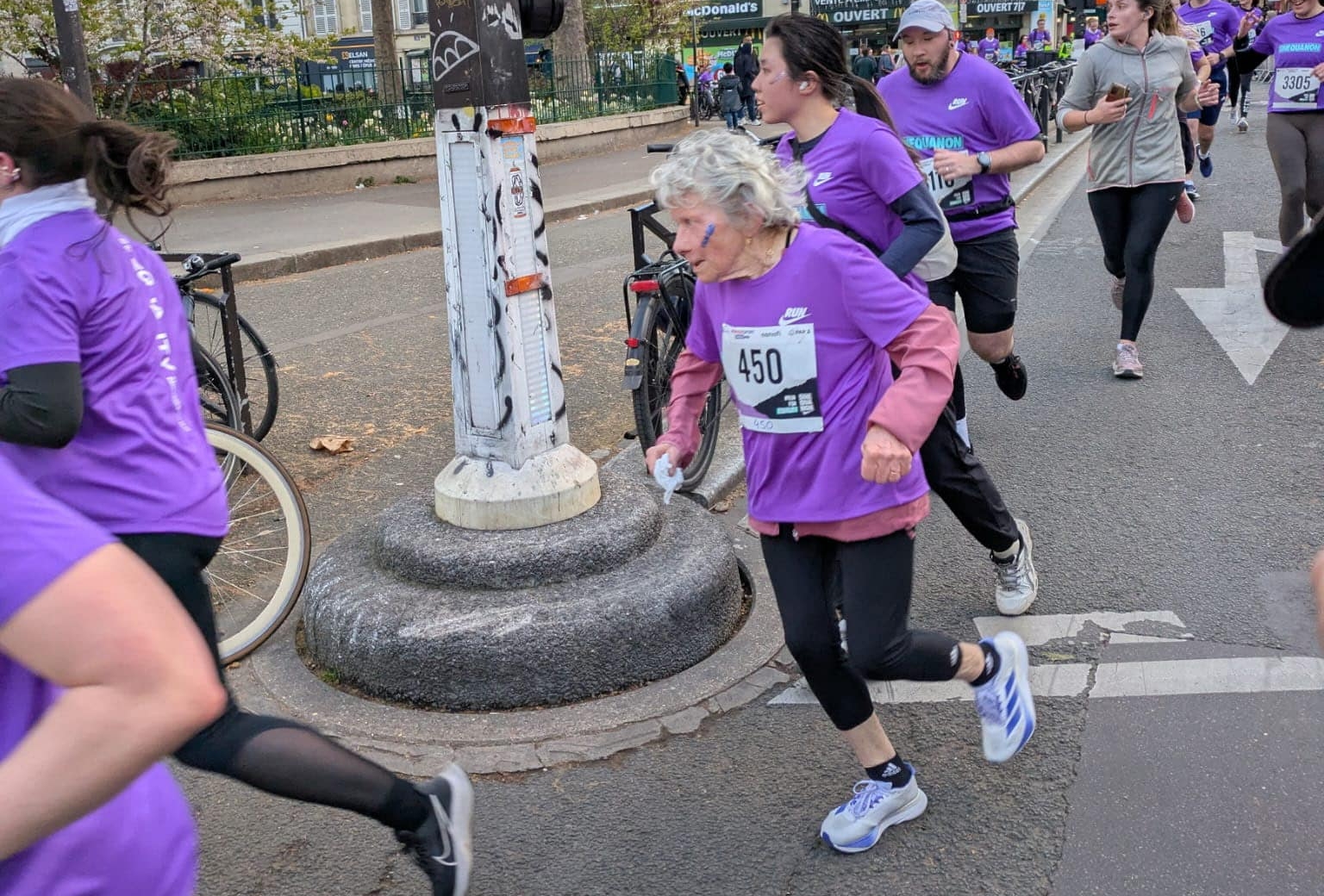 À 76 ans, Marie Hanriot est une survivante. Dans les courses, elle se fraye un chemin à travers la foule. Dans la vie, elle adopte la même ténacité : avancer coûte que coûte, même quand la route se dérobe sous ses pas.