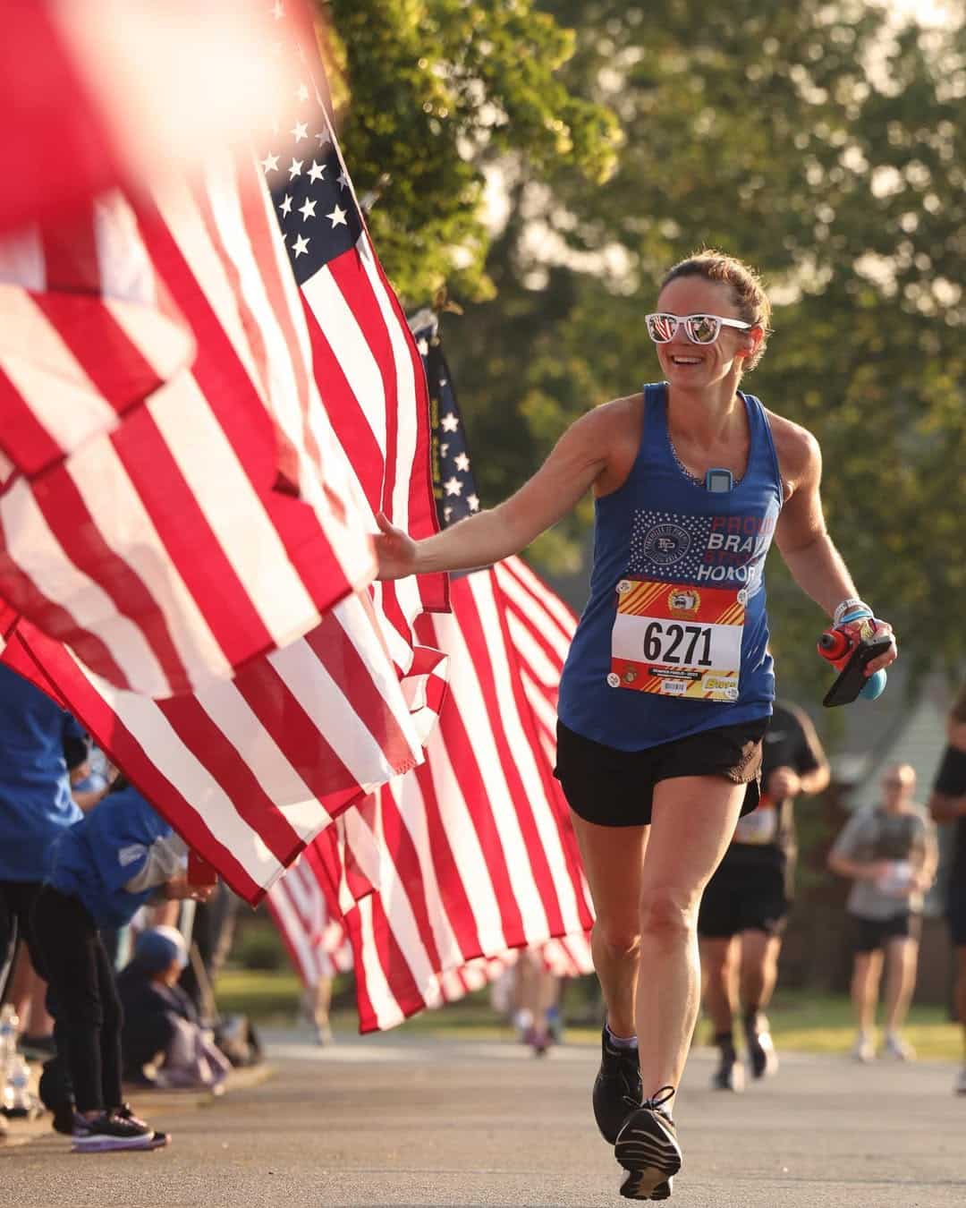 Every last Sunday of October in Washington D.C., for nearly 50 years, the Marine Corps Marathon has brought together over 30,000 runners in a unique atmosphere that blends a spirit of service, tradition, and popular enthusiasm. Organized by the Marines since 1976, this marathon winds through iconic landmarks like the Lincoln Memorial, the Capitol, and the Pentagon, honoring the core values of the Marine Corps: commitment, discipline, and brotherhood. As it approaches its 50th anniversary this fall, Alex Hetherington, the Race Director and a former Marine helicopter pilot, gave us a behind-the-scenes look at this extraordinary event. He shares his deep connection to the course, his personal running journey, and explains how the marathon is evolving to meet today’s challenges : inclusion, environmental impact, and preserving the military legacy. The Marine Corps Marathon is more than just a race, it’s a living tribute to those who serve, and a celebration of the bond between civilians and military alike.