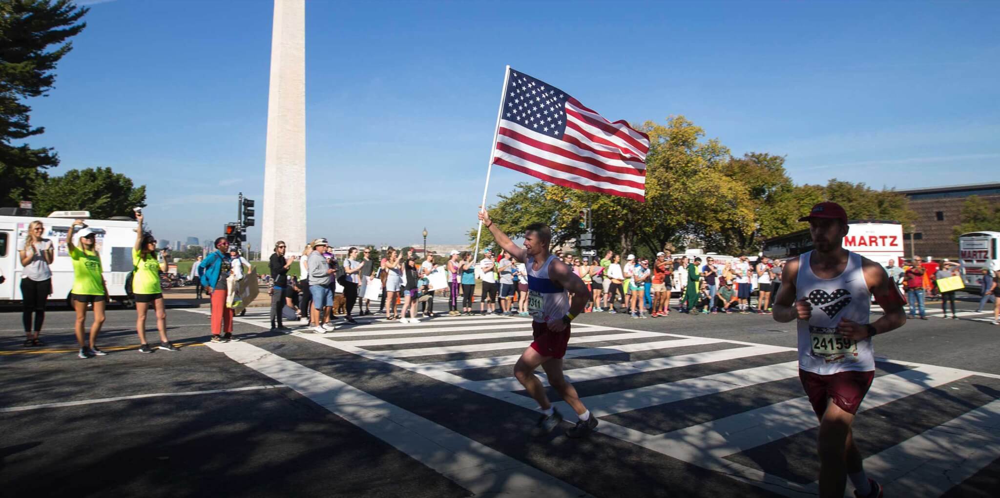 Every last Sunday of October in Washington D.C., for nearly 50 years, the Marine Corps Marathon has brought together over 30,000 runners in a unique atmosphere that blends a spirit of service, tradition, and popular enthusiasm. Organized by the Marines since 1976, this marathon winds through iconic landmarks like the Lincoln Memorial, the Capitol, and the Pentagon, honoring the core values of the Marine Corps: commitment, discipline, and brotherhood. As it approaches its 50th anniversary this fall, Alex Hetherington, the Race Director and a former Marine helicopter pilot, gave us a behind-the-scenes look at this extraordinary event. He shares his deep connection to the course, his personal running journey, and explains how the marathon is evolving to meet today’s challenges : inclusion, environmental impact, and preserving the military legacy. The Marine Corps Marathon is more than just a race, it’s a living tribute to those who serve, and a celebration of the bond between civilians and military alike.
