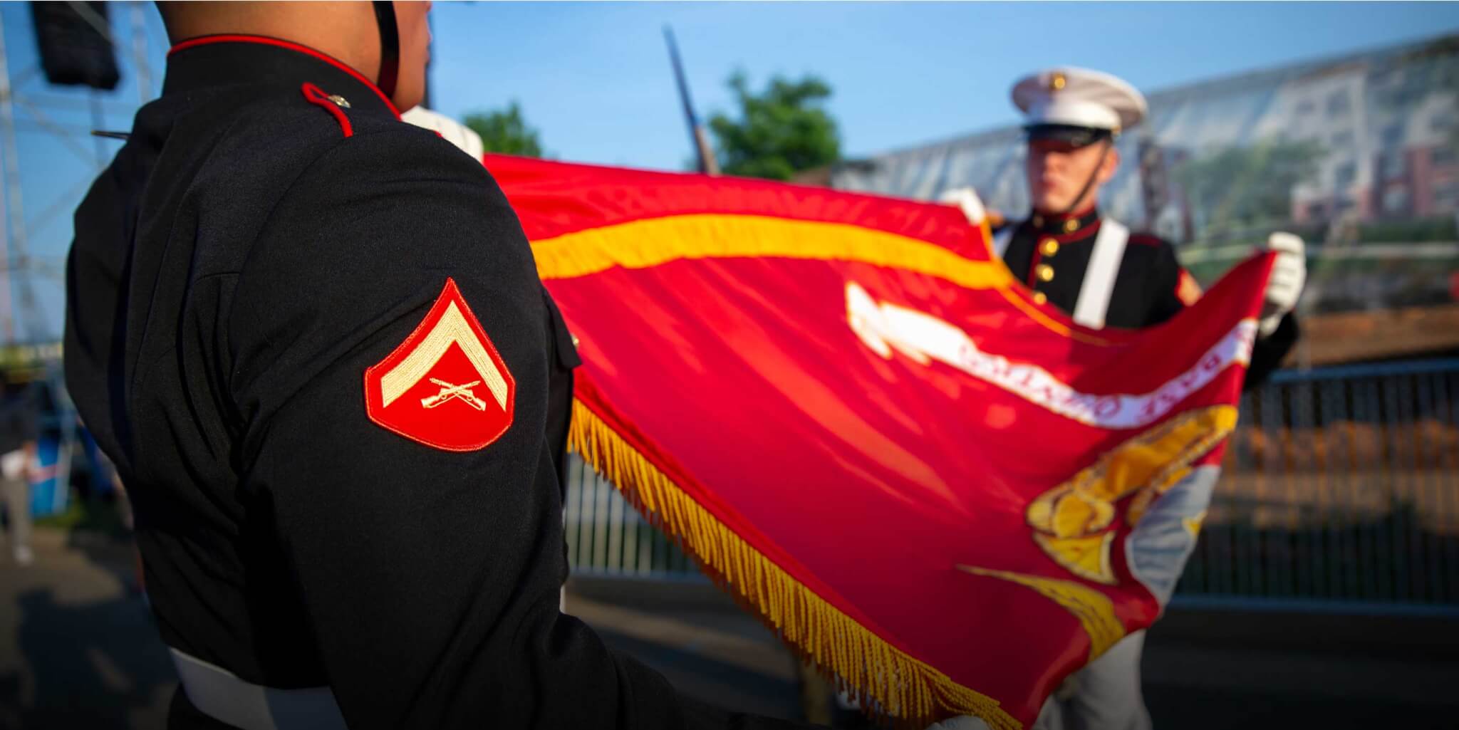 Every last Sunday of October in Washington D.C., for nearly 50 years, the Marine Corps Marathon has brought together over 30,000 runners in a unique atmosphere that blends a spirit of service, tradition, and popular enthusiasm. Organized by the Marines since 1976, this marathon winds through iconic landmarks like the Lincoln Memorial, the Capitol, and the Pentagon, honoring the core values of the Marine Corps: commitment, discipline, and brotherhood. As it approaches its 50th anniversary this fall, Alex Hetherington, the Race Director and a former Marine helicopter pilot, gave us a behind-the-scenes look at this extraordinary event. He shares his deep connection to the course, his personal running journey, and explains how the marathon is evolving to meet today’s challenges : inclusion, environmental impact, and preserving the military legacy. The Marine Corps Marathon is more than just a race, it’s a living tribute to those who serve, and a celebration of the bond between civilians and military alike.