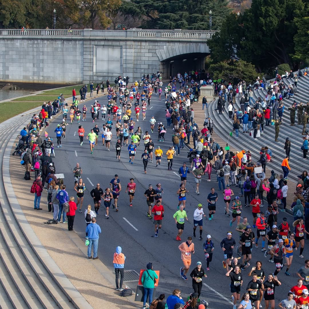 Every last Sunday of October in Washington D.C., for nearly 50 years, the Marine Corps Marathon has brought together over 30,000 runners in a unique atmosphere that blends a spirit of service, tradition, and popular enthusiasm. Organized by the Marines since 1976, this marathon winds through iconic landmarks like the Lincoln Memorial, the Capitol, and the Pentagon, honoring the core values of the Marine Corps: commitment, discipline, and brotherhood. As it approaches its 50th anniversary this fall, Alex Hetherington, the Race Director and a former Marine helicopter pilot, gave us a behind-the-scenes look at this extraordinary event. He shares his deep connection to the course, his personal running journey, and explains how the marathon is evolving to meet today’s challenges : inclusion, environmental impact, and preserving the military legacy. The Marine Corps Marathon is more than just a race, it’s a living tribute to those who serve, and a celebration of the bond between civilians and military alike.