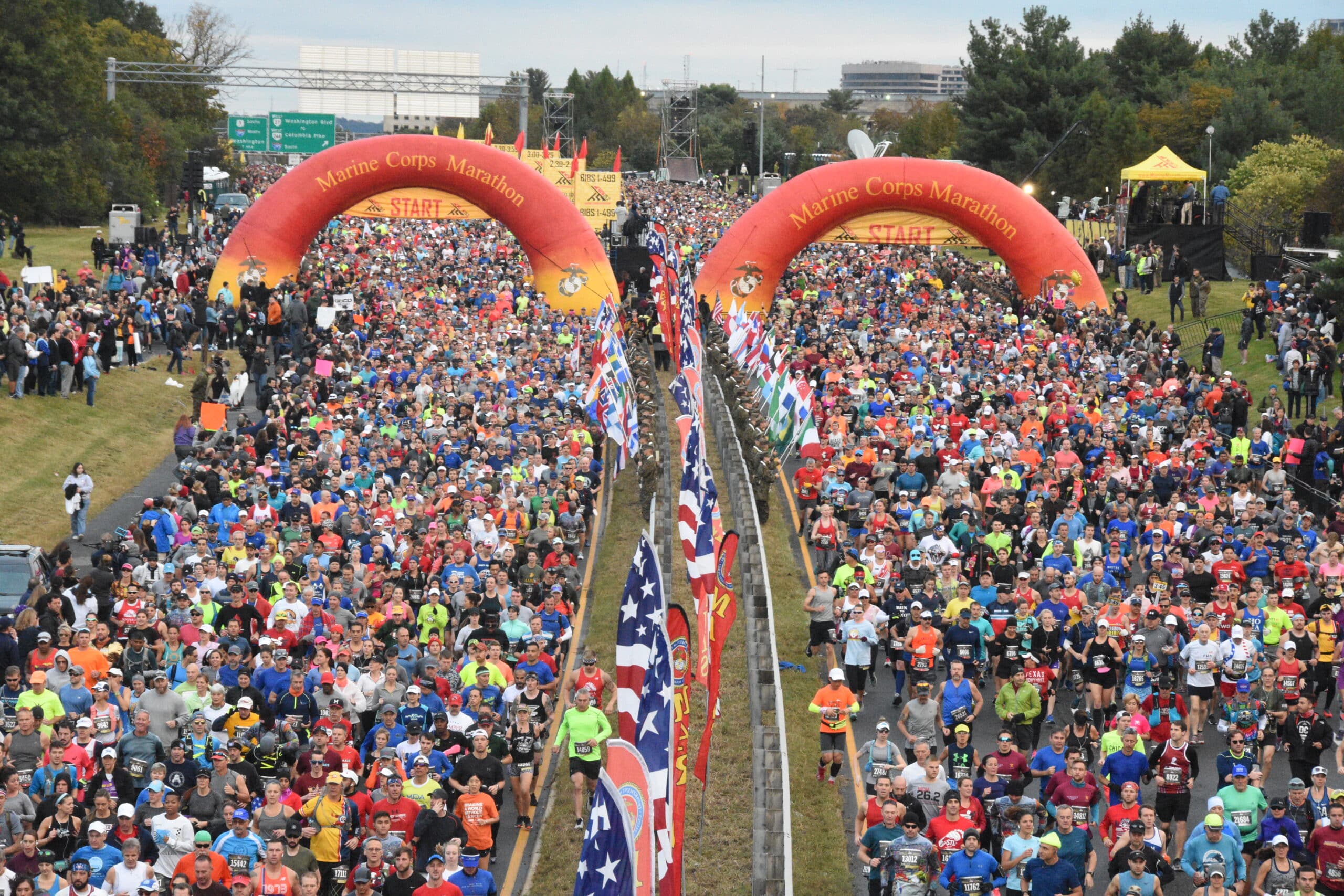 Every last Sunday of October in Washington D.C., for nearly 50 years, the Marine Corps Marathon has brought together over 30,000 runners in a unique atmosphere that blends a spirit of service, tradition, and popular enthusiasm. Organized by the Marines since 1976, this marathon winds through iconic landmarks like the Lincoln Memorial, the Capitol, and the Pentagon, honoring the core values of the Marine Corps: commitment, discipline, and brotherhood. As it approaches its 50th anniversary this fall, Alex Hetherington, the Race Director and a former Marine helicopter pilot, gave us a behind-the-scenes look at this extraordinary event. He shares his deep connection to the course, his personal running journey, and explains how the marathon is evolving to meet today’s challenges : inclusion, environmental impact, and preserving the military legacy. The Marine Corps Marathon is more than just a race, it’s a living tribute to those who serve, and a celebration of the bond between civilians and military alike.
