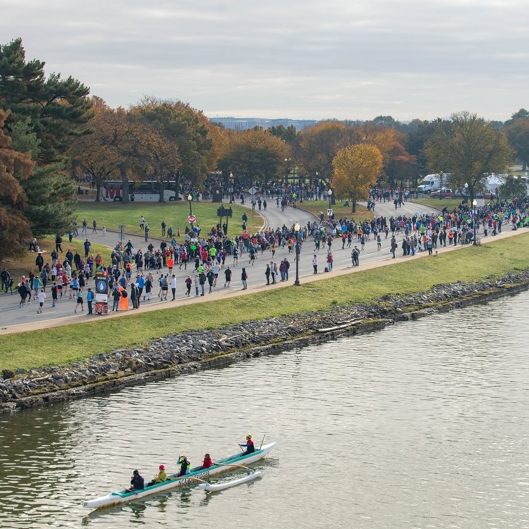 Every last Sunday of October in Washington D.C., for nearly 50 years, the Marine Corps Marathon has brought together over 30,000 runners in a unique atmosphere that blends a spirit of service, tradition, and popular enthusiasm. Organized by the Marines since 1976, this marathon winds through iconic landmarks like the Lincoln Memorial, the Capitol, and the Pentagon, honoring the core values of the Marine Corps: commitment, discipline, and brotherhood. As it approaches its 50th anniversary this fall, Alex Hetherington, the Race Director and a former Marine helicopter pilot, gave us a behind-the-scenes look at this extraordinary event. He shares his deep connection to the course, his personal running journey, and explains how the marathon is evolving to meet today’s challenges : inclusion, environmental impact, and preserving the military legacy. The Marine Corps Marathon is more than just a race, it’s a living tribute to those who serve, and a celebration of the bond between civilians and military alike.