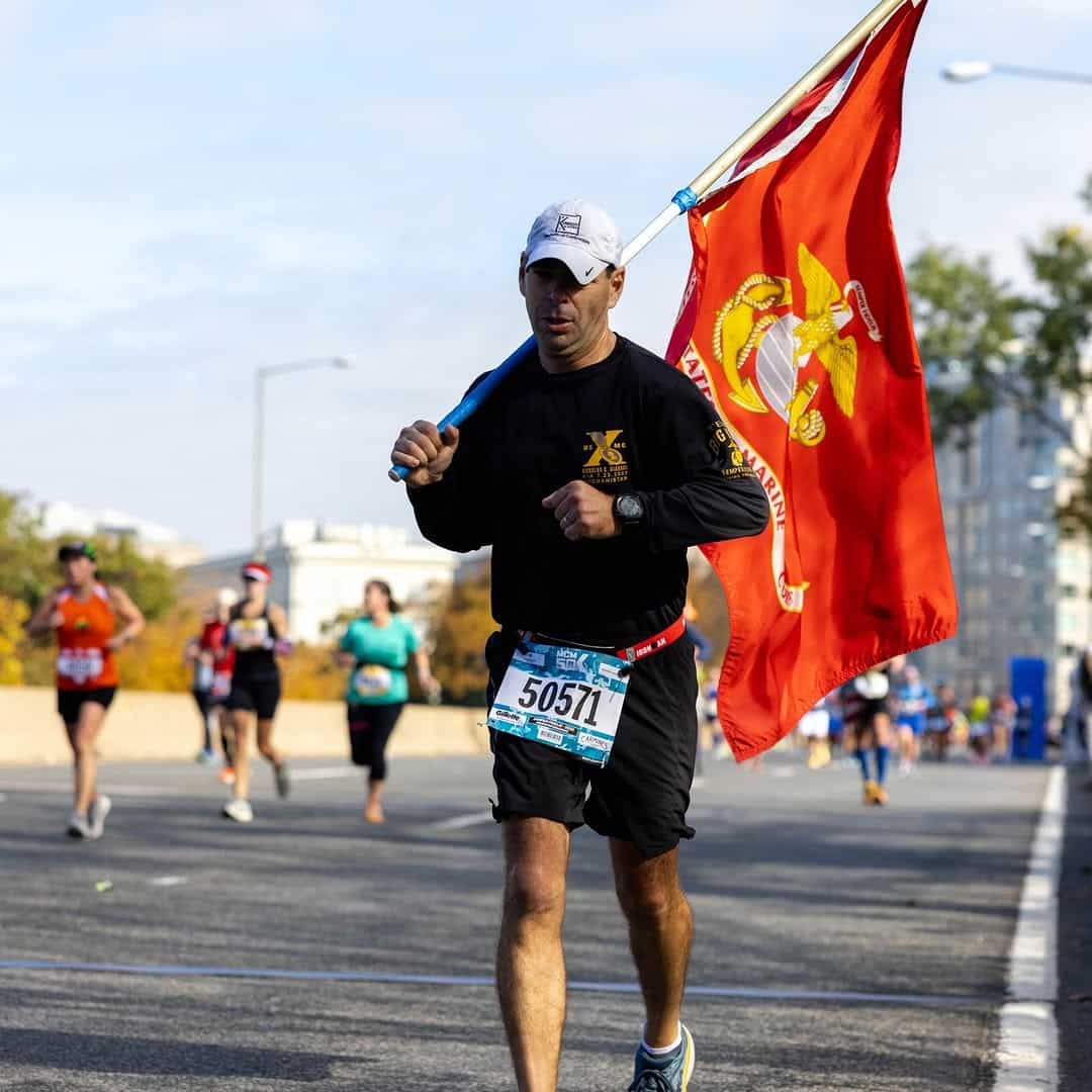 Every last Sunday of October in Washington D.C., for nearly 50 years, the Marine Corps Marathon has brought together over 30,000 runners in a unique atmosphere that blends a spirit of service, tradition, and popular enthusiasm. Organized by the Marines since 1976, this marathon winds through iconic landmarks like the Lincoln Memorial, the Capitol, and the Pentagon, honoring the core values of the Marine Corps: commitment, discipline, and brotherhood. As it approaches its 50th anniversary this fall, Alex Hetherington, the Race Director and a former Marine helicopter pilot, gave us a behind-the-scenes look at this extraordinary event. He shares his deep connection to the course, his personal running journey, and explains how the marathon is evolving to meet today’s challenges : inclusion, environmental impact, and preserving the military legacy. The Marine Corps Marathon is more than just a race, it’s a living tribute to those who serve, and a celebration of the bond between civilians and military alike.