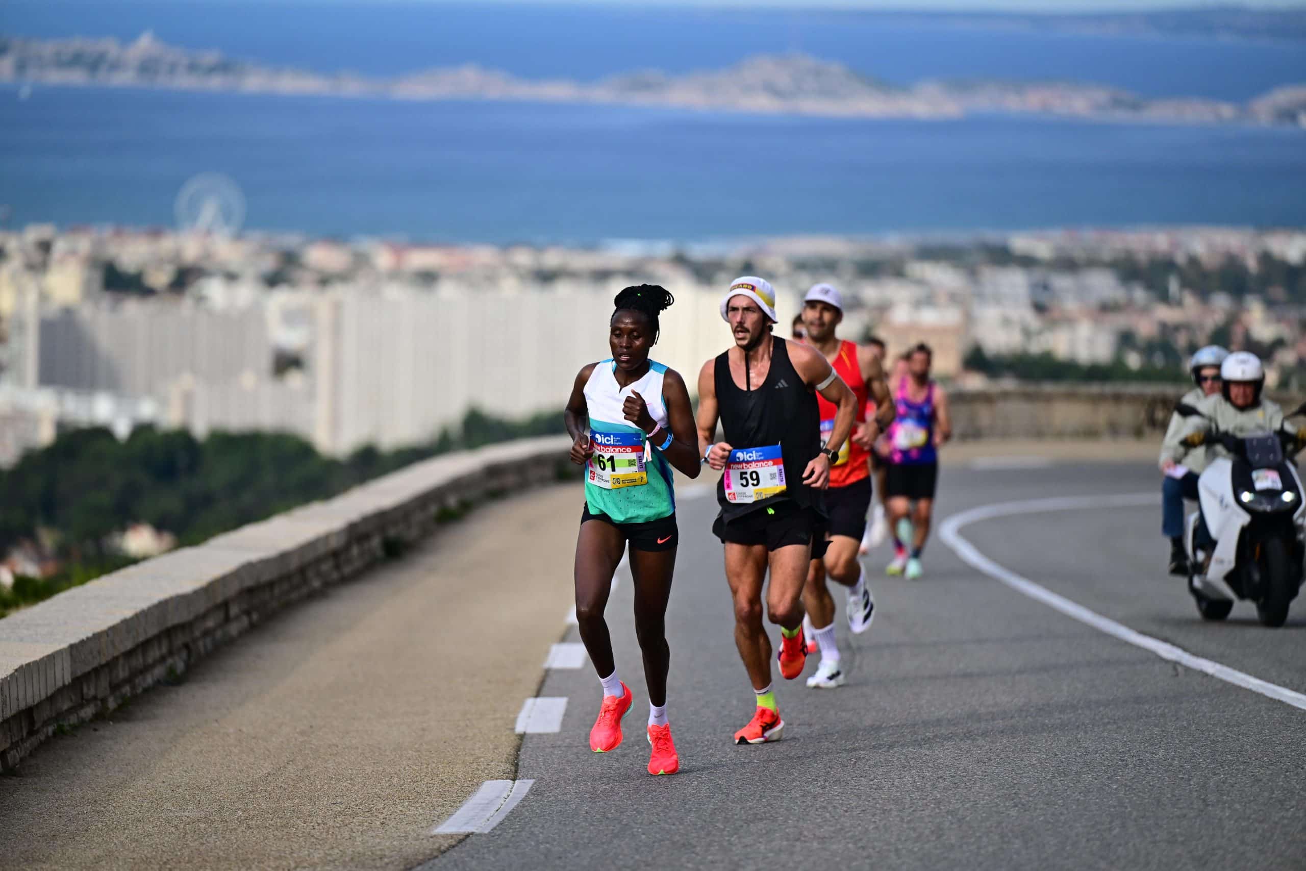 Revivez la 46ᵉ édition de Marseille-Cassis 2025 : la victoire renversante d’Ilias Fifa, la domination de Daisy Jepkemei et la performance record de Mélody Julien, meilleure Française sur la mythique montée de la Gineste.